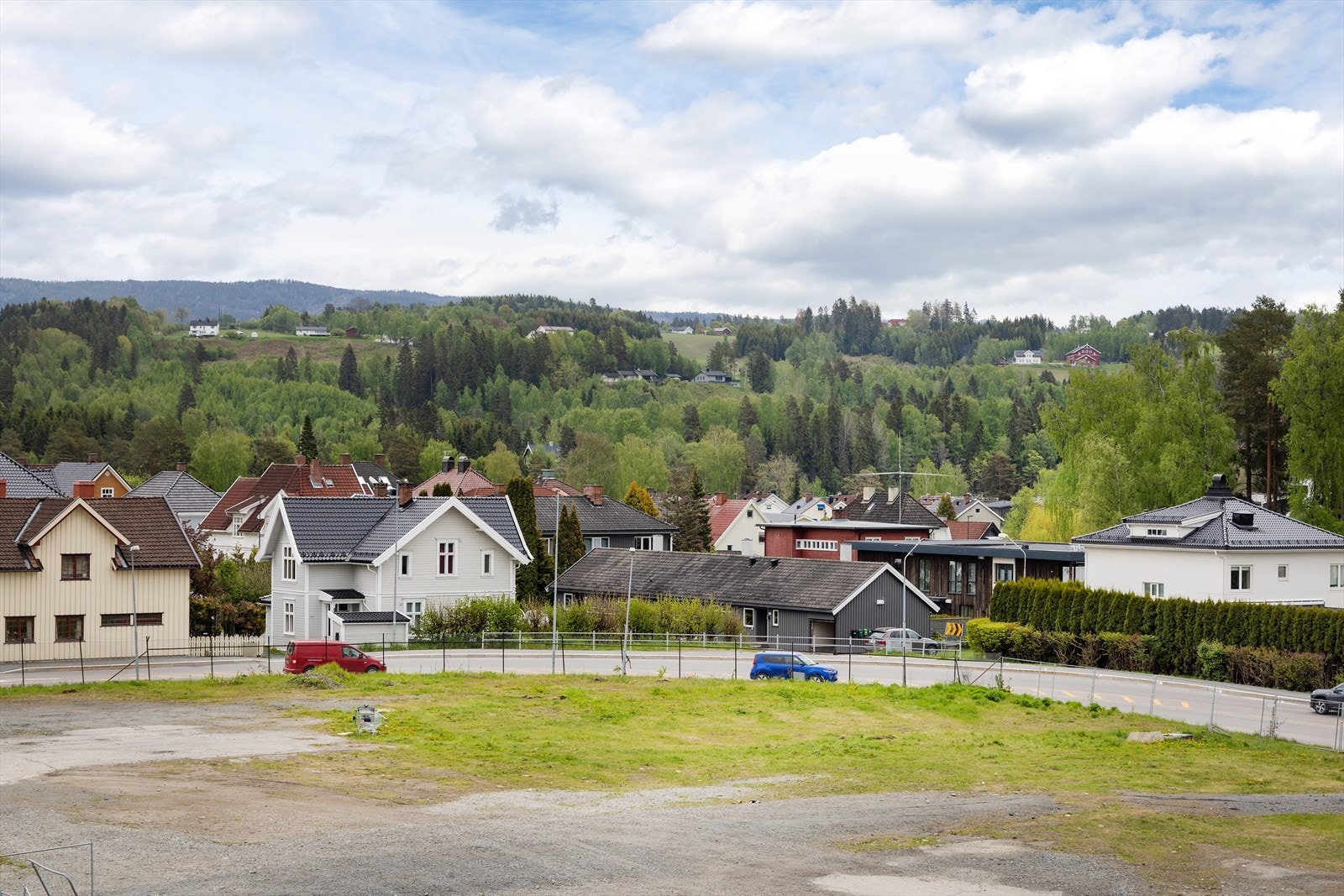 Beliggenheten gir nærhet til både byliv og grønne områder som Schjongslunden med bystrand og idrettsanlegg. Galleribilde