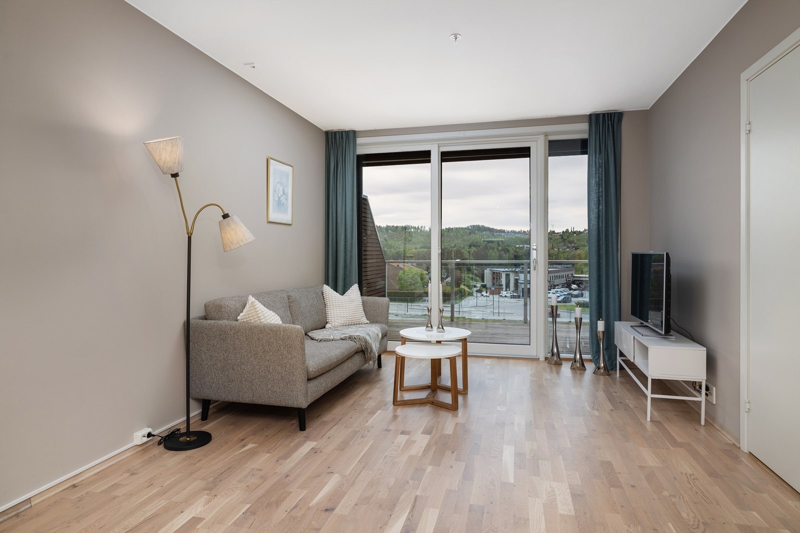 Stuen har god plass til sofagruppe og spisebord. Oppvarming skjer via vannbåren varme fra fjernvarme. Galleribilde