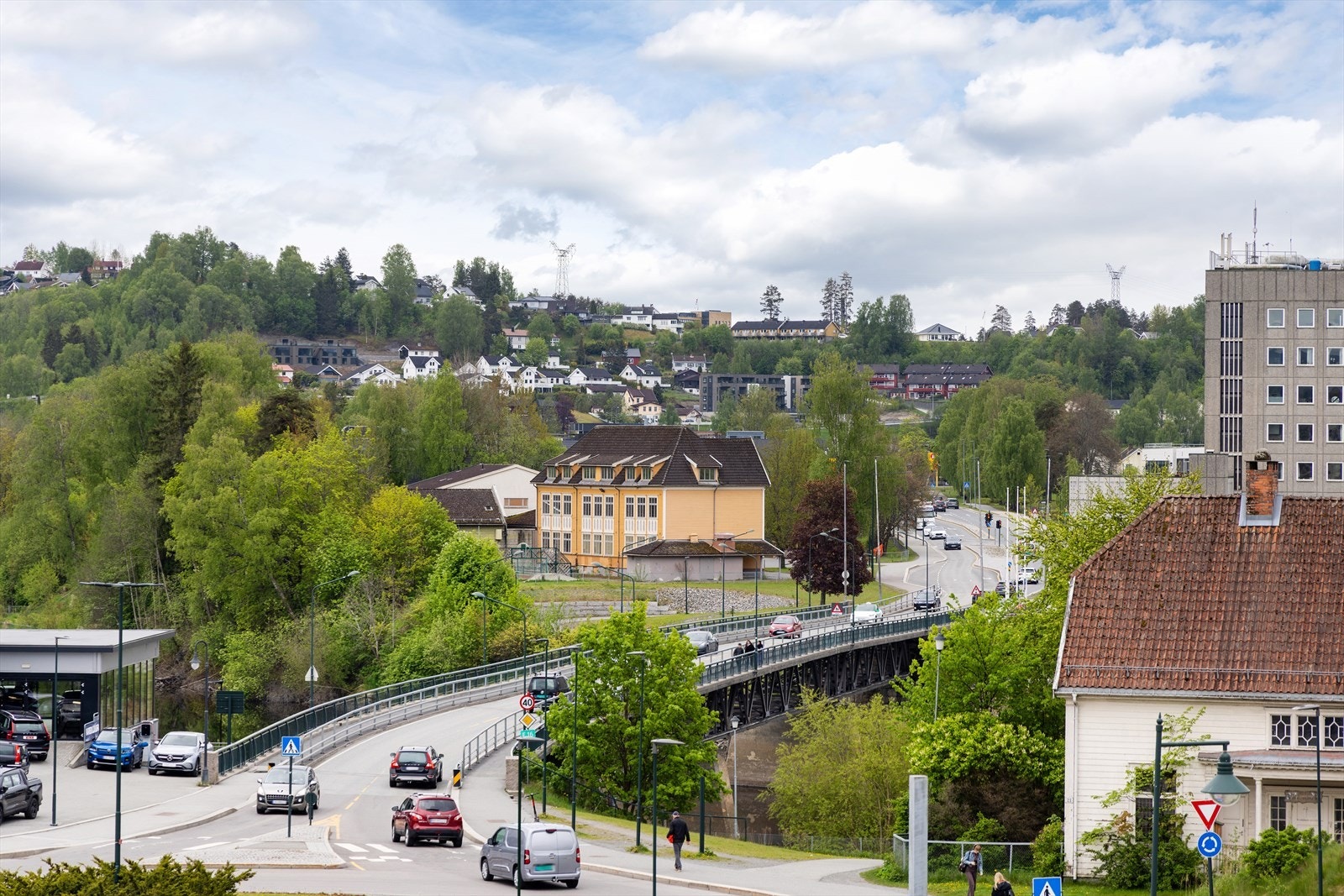 Fra leiligheten er det kort vei til turområder langs Randselva og servicetilbud som Kuben kjøpesenter. Galleribilde