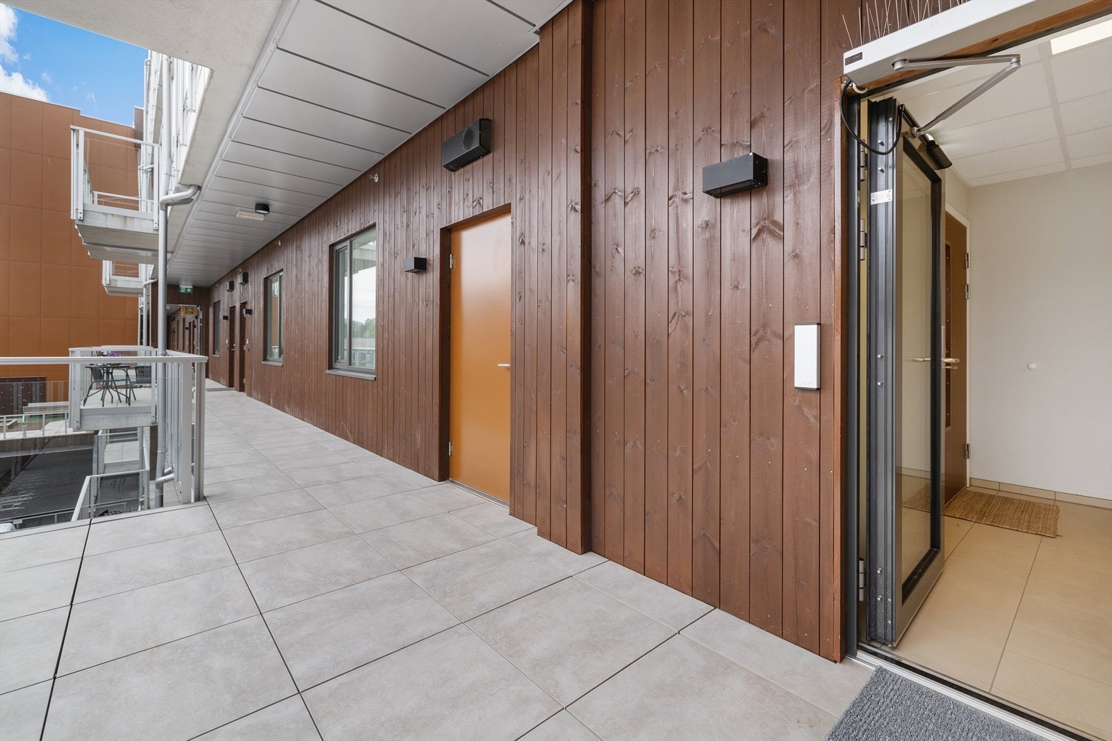 Adkomst til leiligheten via svalgang. Denne leiligheten ligger rett innenfor inn-/utgangsdøren. En ekstern bod på cirka 5 m² ligger praktisk til i samme etasje. Galleribilde