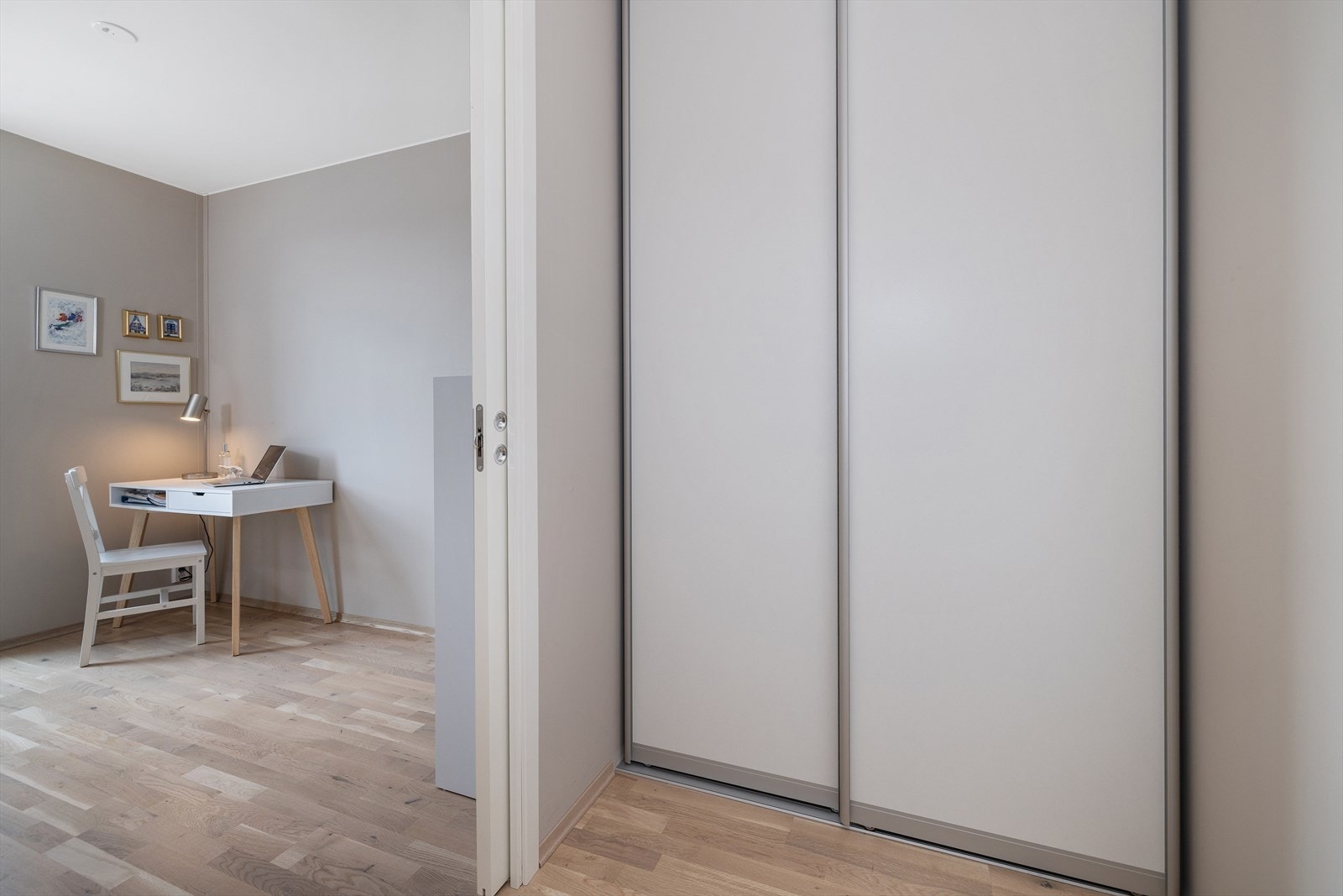 I gangen ved soverommene er det montert en praktisk skyvedørsgarderobe for ekstra oppbevaring. Galleribilde