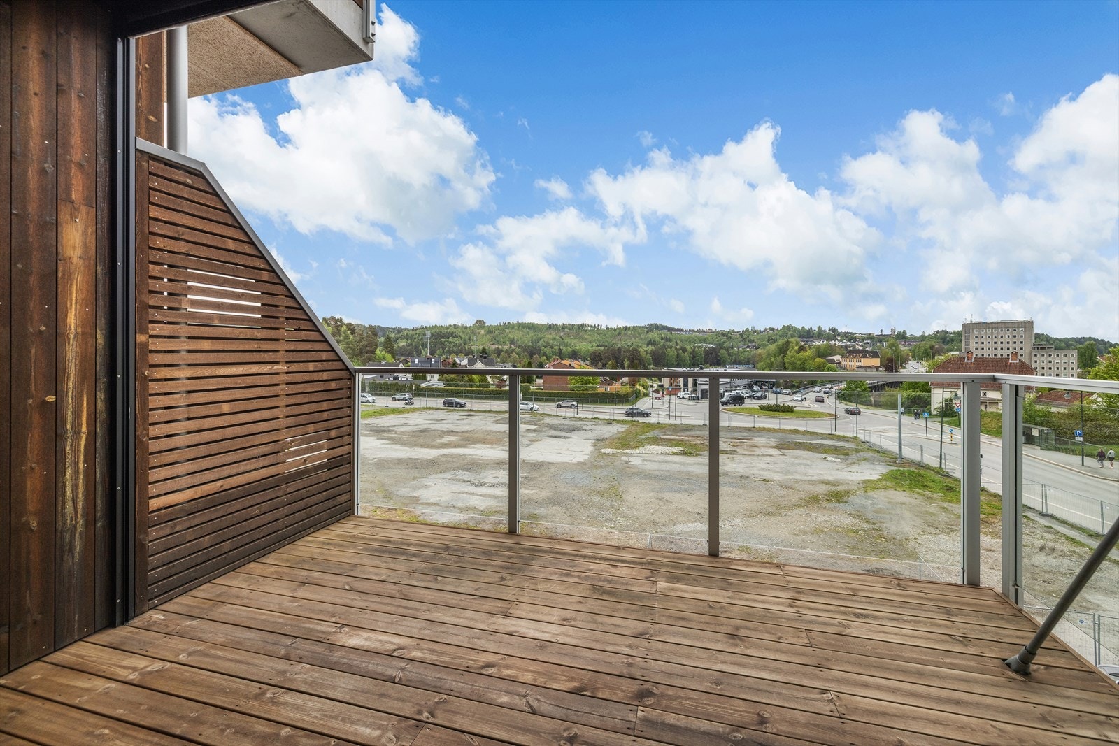Fra stuen er det utgang til en sørvendt veranda. Her bor du midt i Hønefoss sentrum med gangavstand til alle byens fasiliteter. Galleribilde