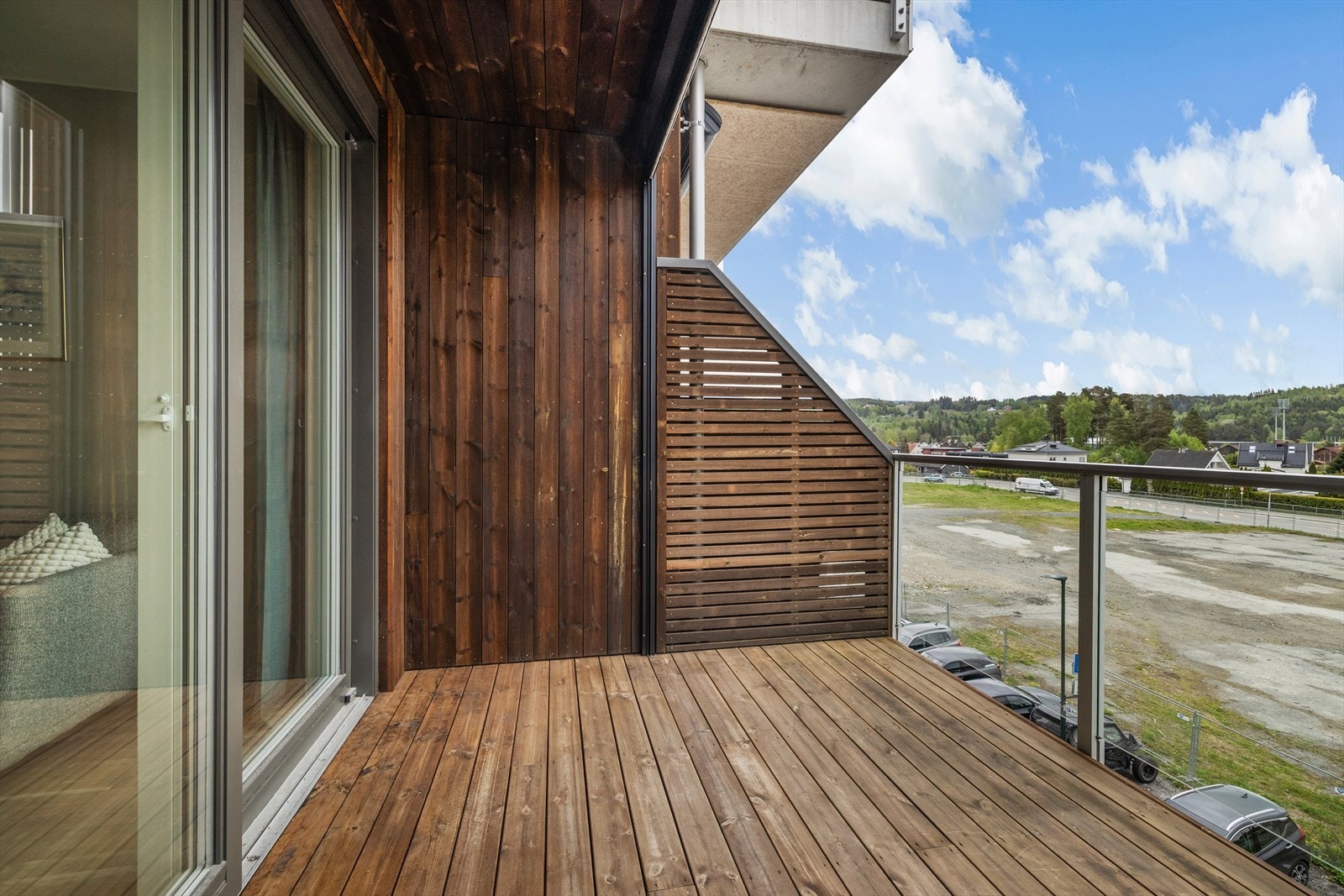 Verandaen har gulv av terrassebord og rekkverk i glass og metall, som sikrer utsikten. Galleribilde