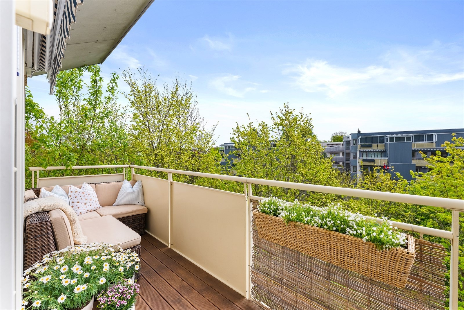 Balkongen har terrassebord på gulvet og rekkverk i stål/aluramme. Galleribilde