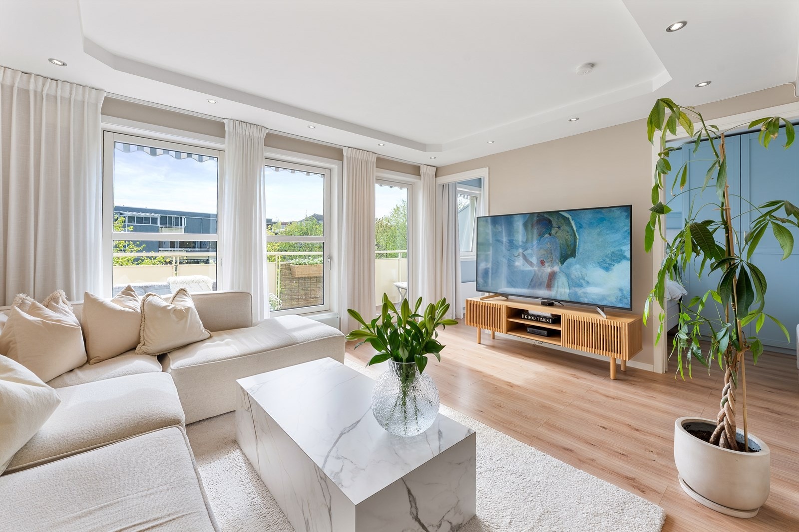 Stuen har god plass til både sofagruppe og TV-møblement, med utgang til balkongen. Galleribilde