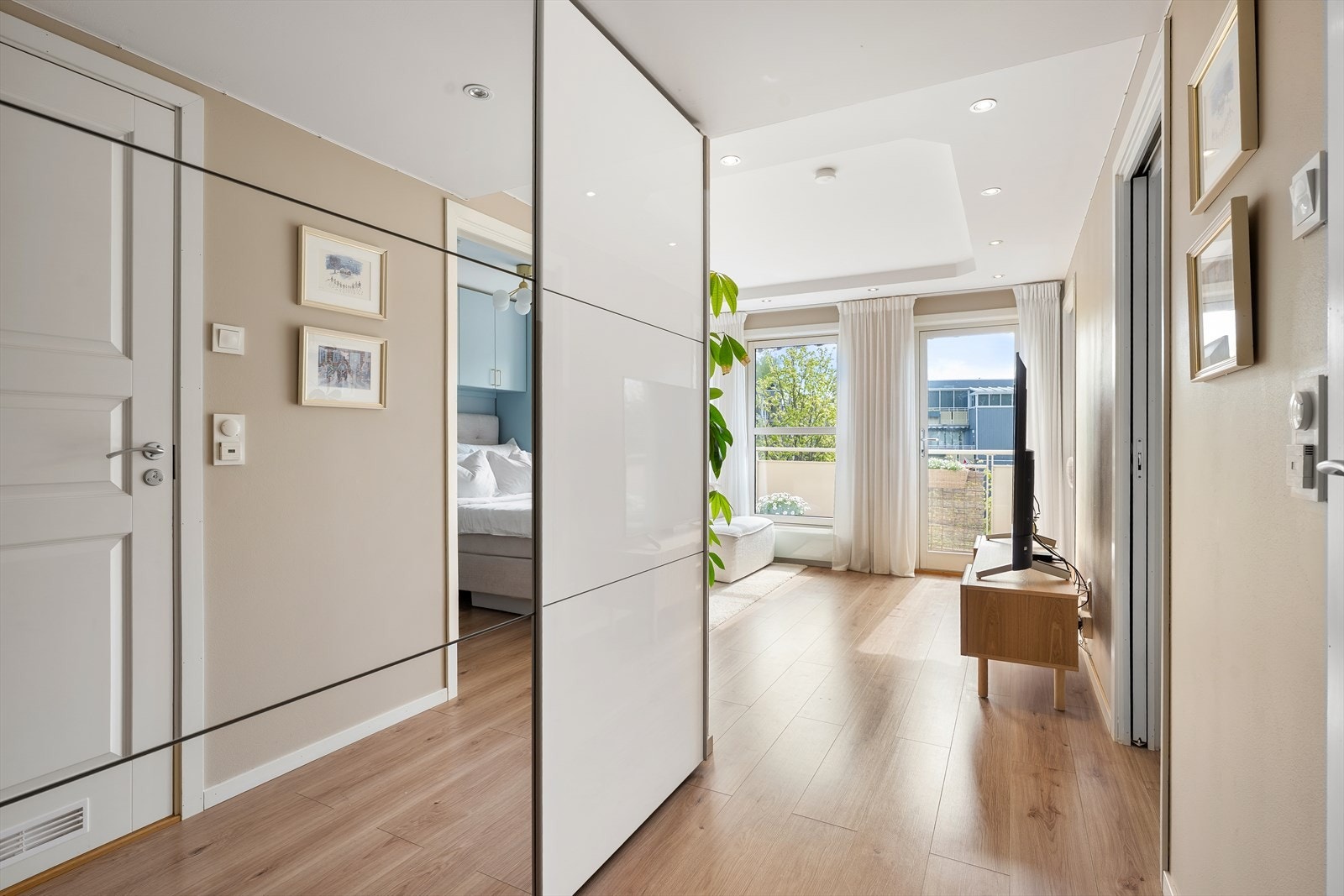 I entréen er det en praktisk skyvedørsgarderobe med speilfronter som gir rikelig med oppbevaring. Galleribilde