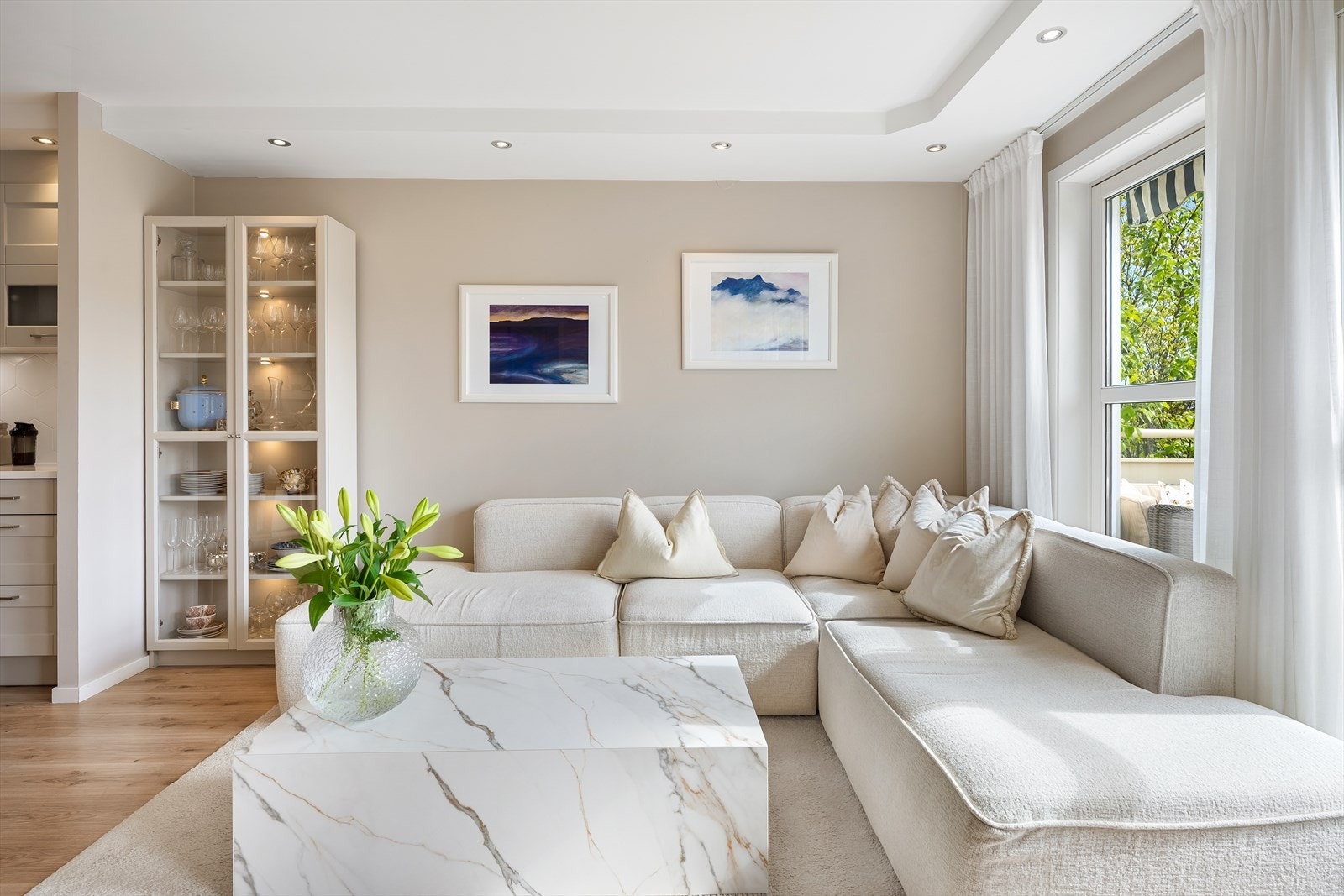 Leiligheten har en arealeffektiv planløsning med åpen sone mellom stue og kjøkken, og gjennomgående laminatgulv. Stuen er malt i en lun og moderne fargetone som skaper en hyggelig atmosfære i rommet. Galleribilde