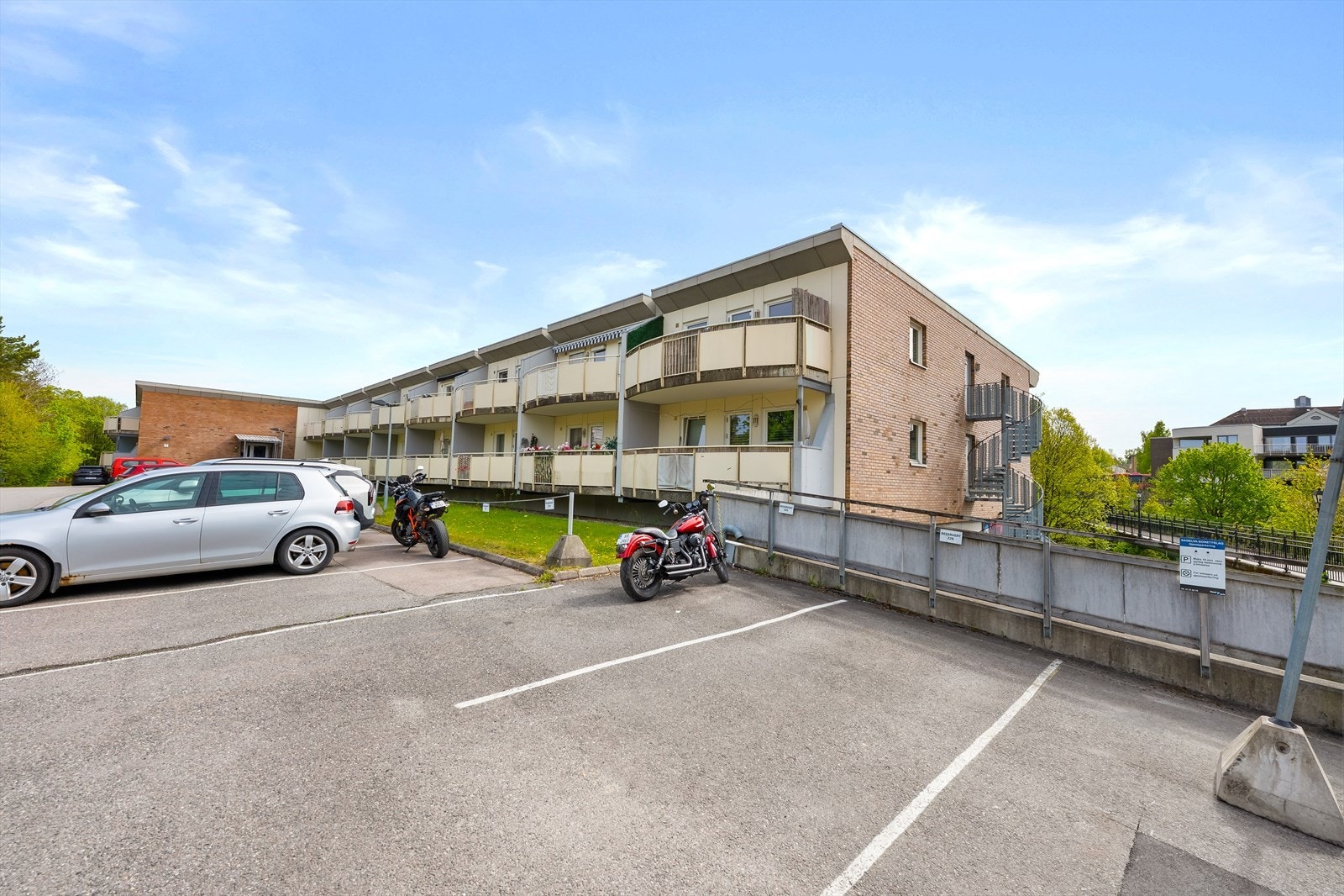 Leiligheten disponerer egen parkeringsplass. Det er gangavstand til Strømmen stasjon og Strømmen Storsenter. Galleribilde