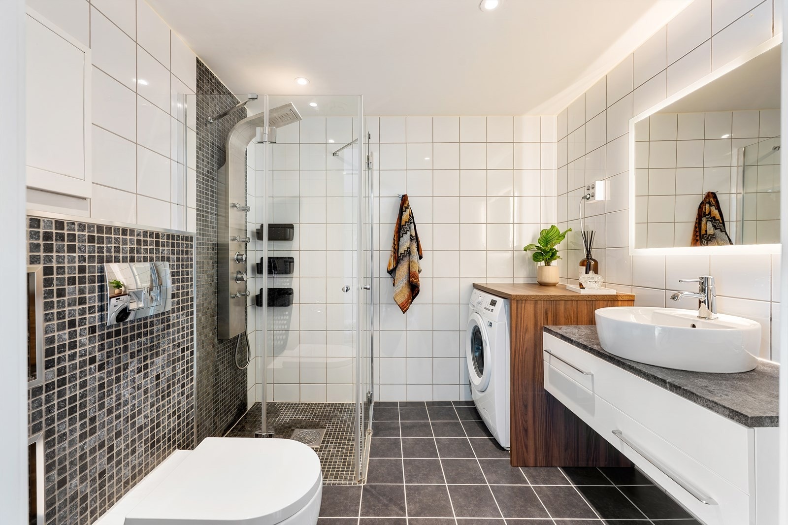 Flislagt bad med elektriske varmekabler i gulvet. Badet ble oppgradert med nye fliser og innredning ca. 2015. Galleribilde