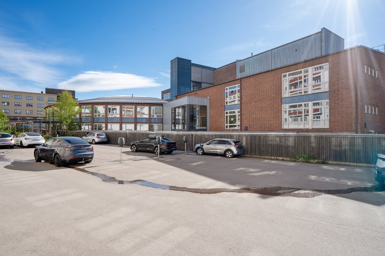 A/S Sandakerveien 67 disponerer 33 parkeringsplasser som tildeles av styret etter venteliste. Galleribilde