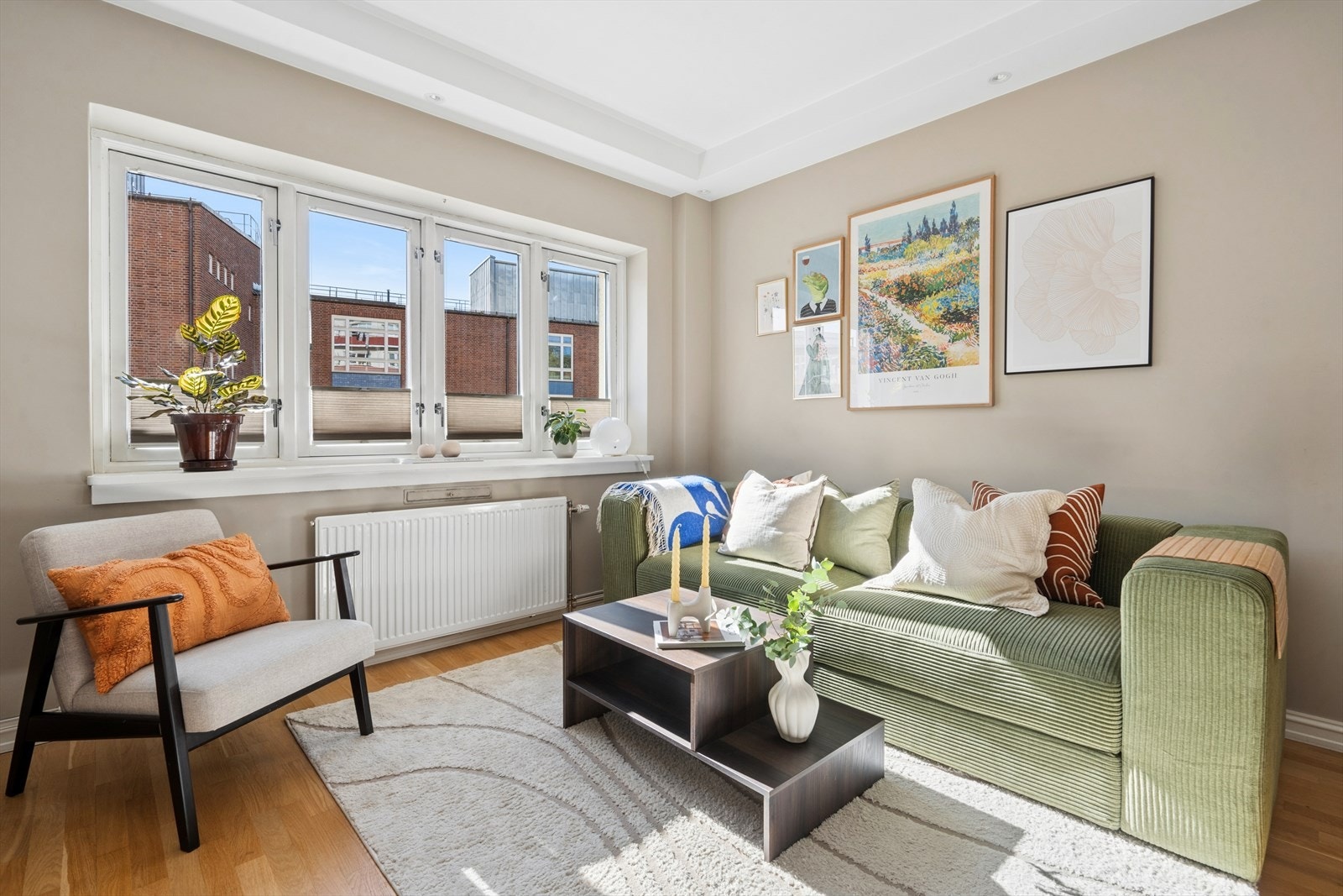 Store vindusflater og gjennomgående planløsning sørger for gode solforhold. Galleribilde