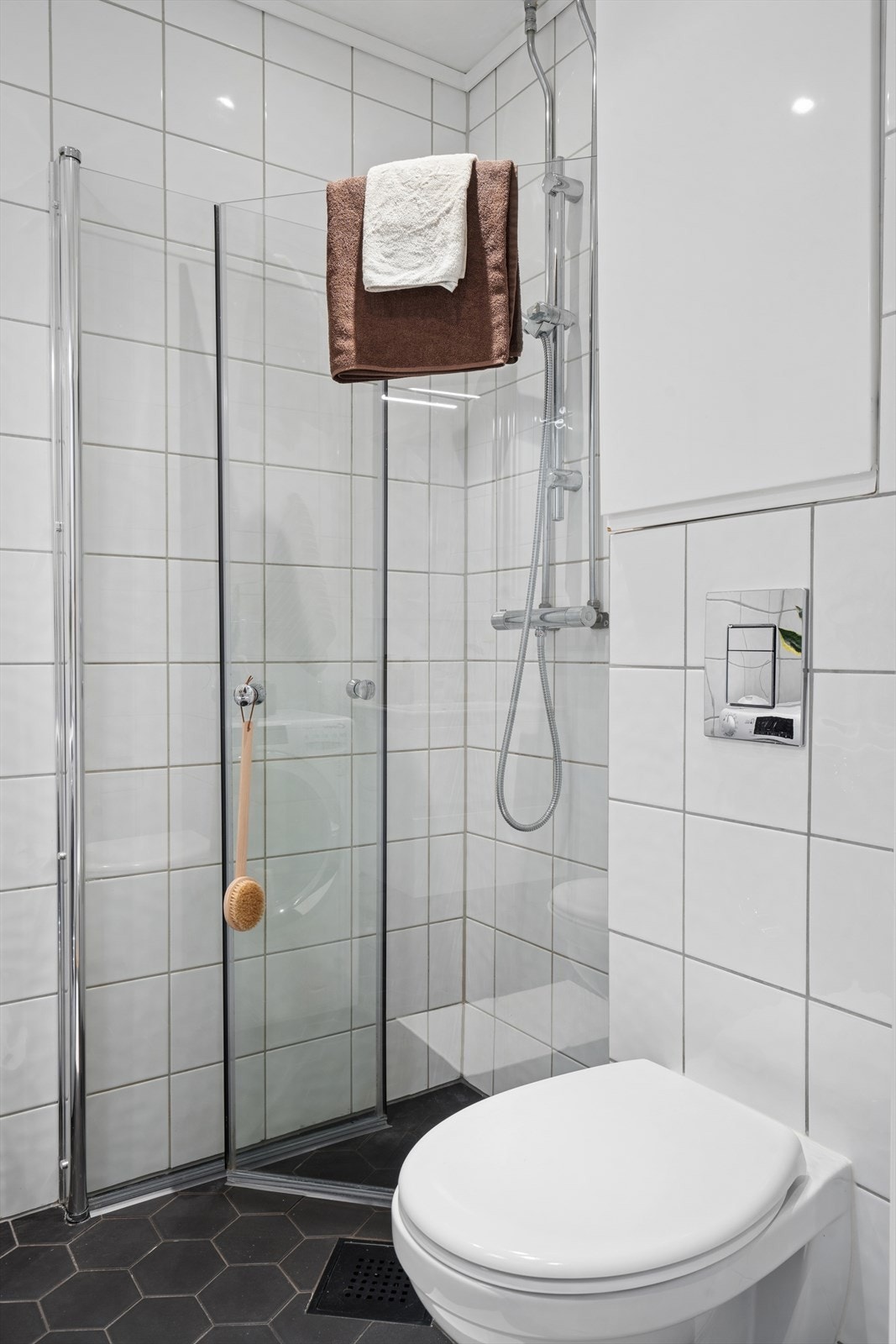 Funksjonelt bad med dusjhjørne og smart innredning. Galleribilde