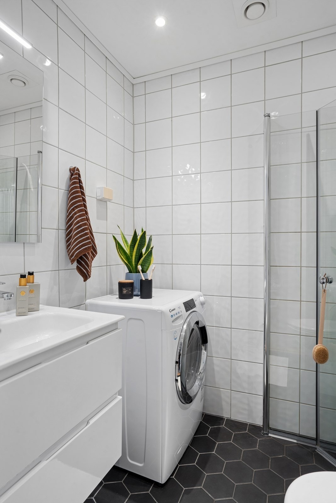 Badet har opplegg for vaskemaskin og gulvvarme som gir en lun og behagelig følelse. Galleribilde