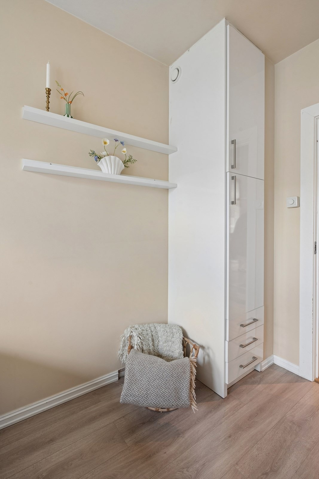 Her har du gode oppbevaringsmuligheter med garderobe og hyller som utnytter plassen fint. Galleribilde