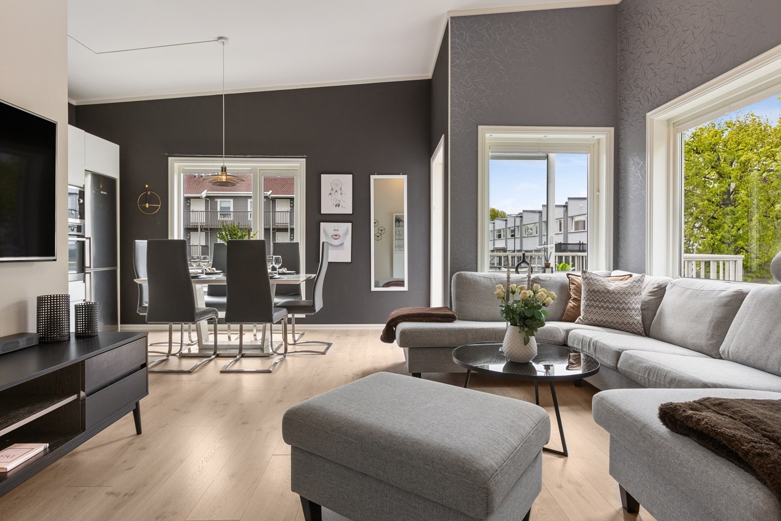 Stuen er romslig og gir god plass til både en stor sofagruppe og en egen spiseplass. Galleribilde