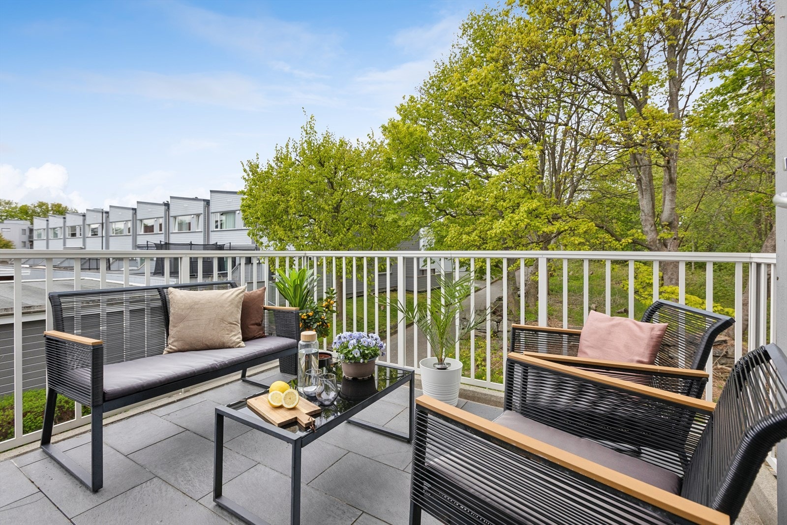 Uteplassen på 9 m² har gode solforhold og god plass til en hyggelig sittegruppe. Galleribilde