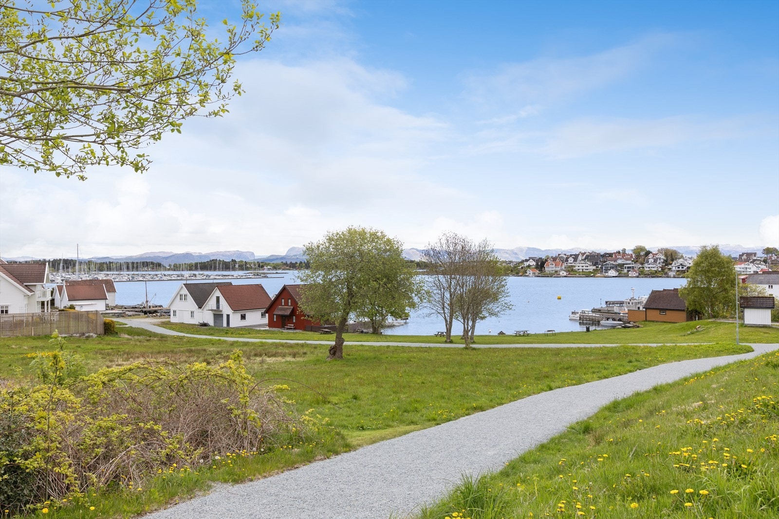 Eiendommen ligger i et rolig nabolag, kun 100 meter fra en liten, lokal strand. Galleribilde