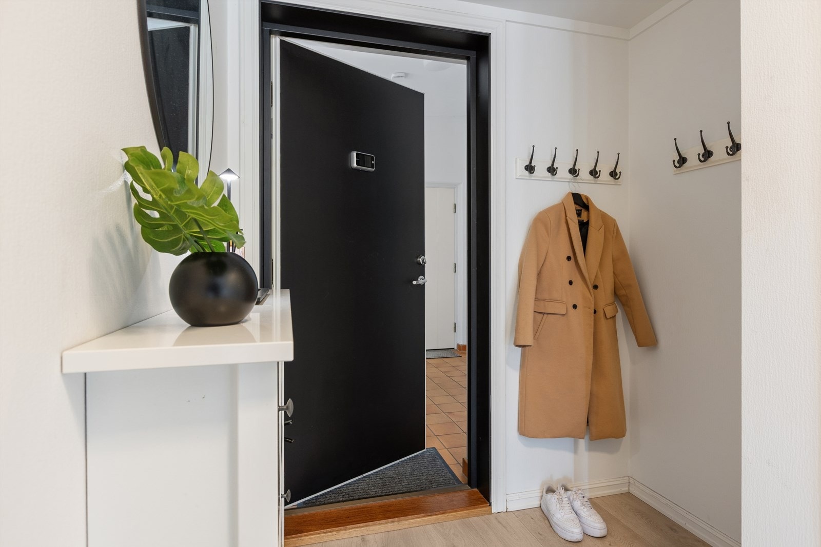 Entréen ønsker velkommen inn og har plass til å henge fra seg yttertøy. Galleribilde