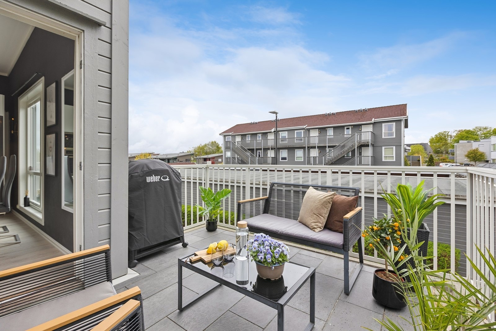 Uteplassen har flislagt dekke og god plass til både grill og utemøbler. Galleribilde