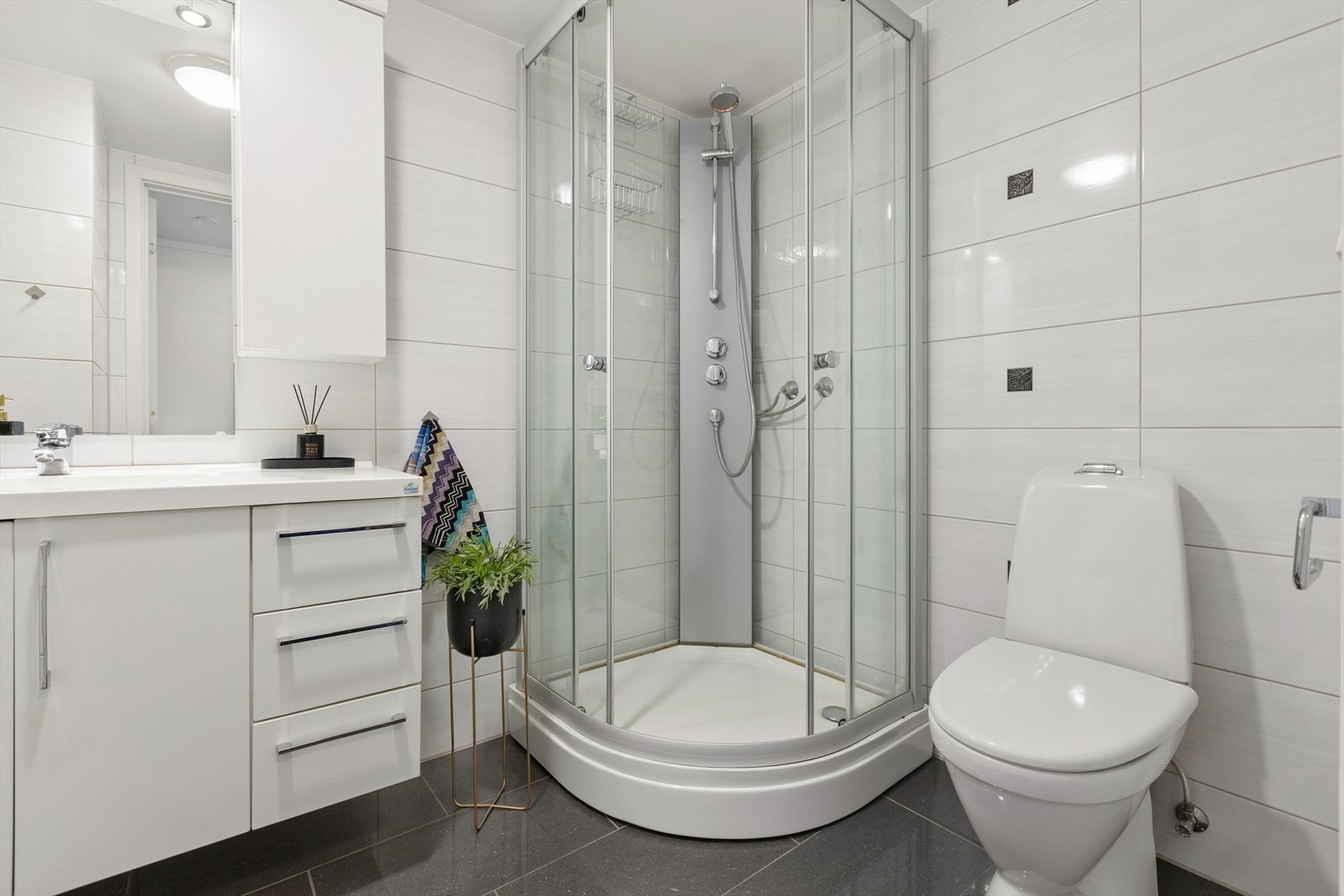 Badet ble oppgradert i 2014 og har flislagte overflater, dusjkabinett og vannbåren gulvvarme. Galleribilde