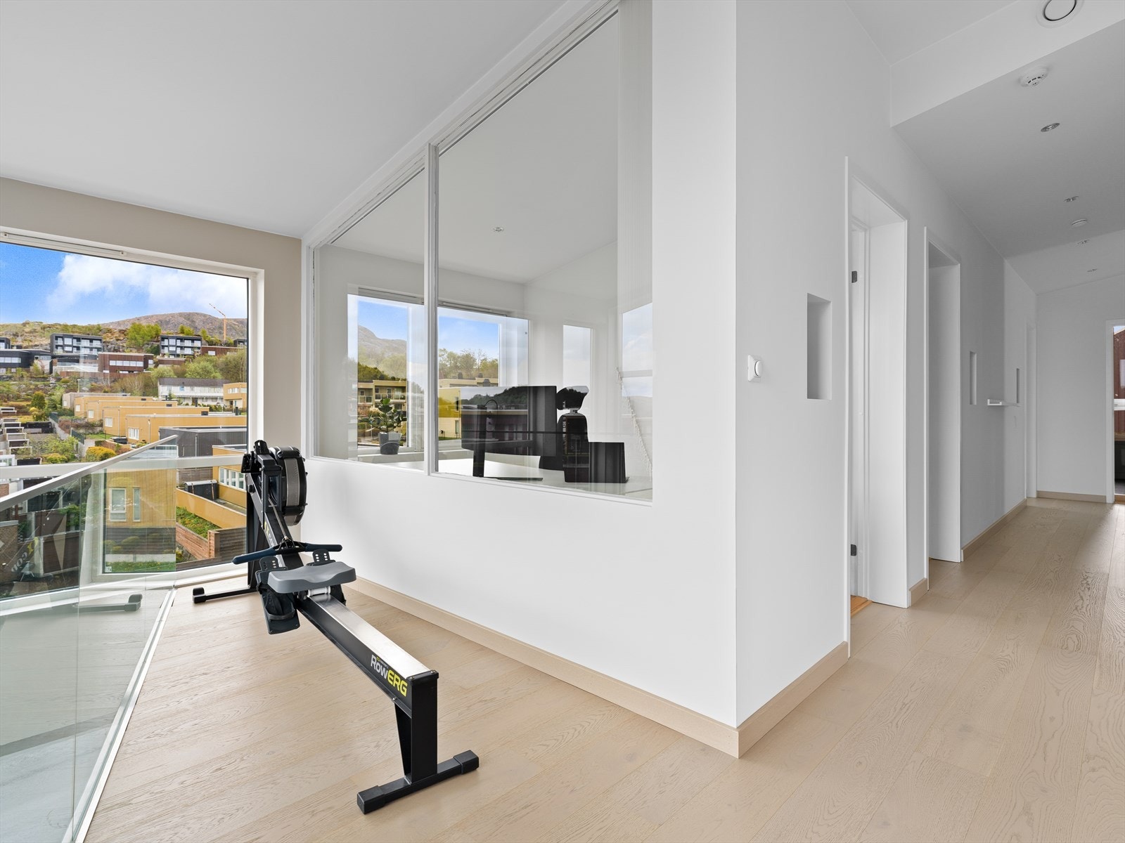En glassvegg deler opp til et hyggelig kontor. Galleribilde