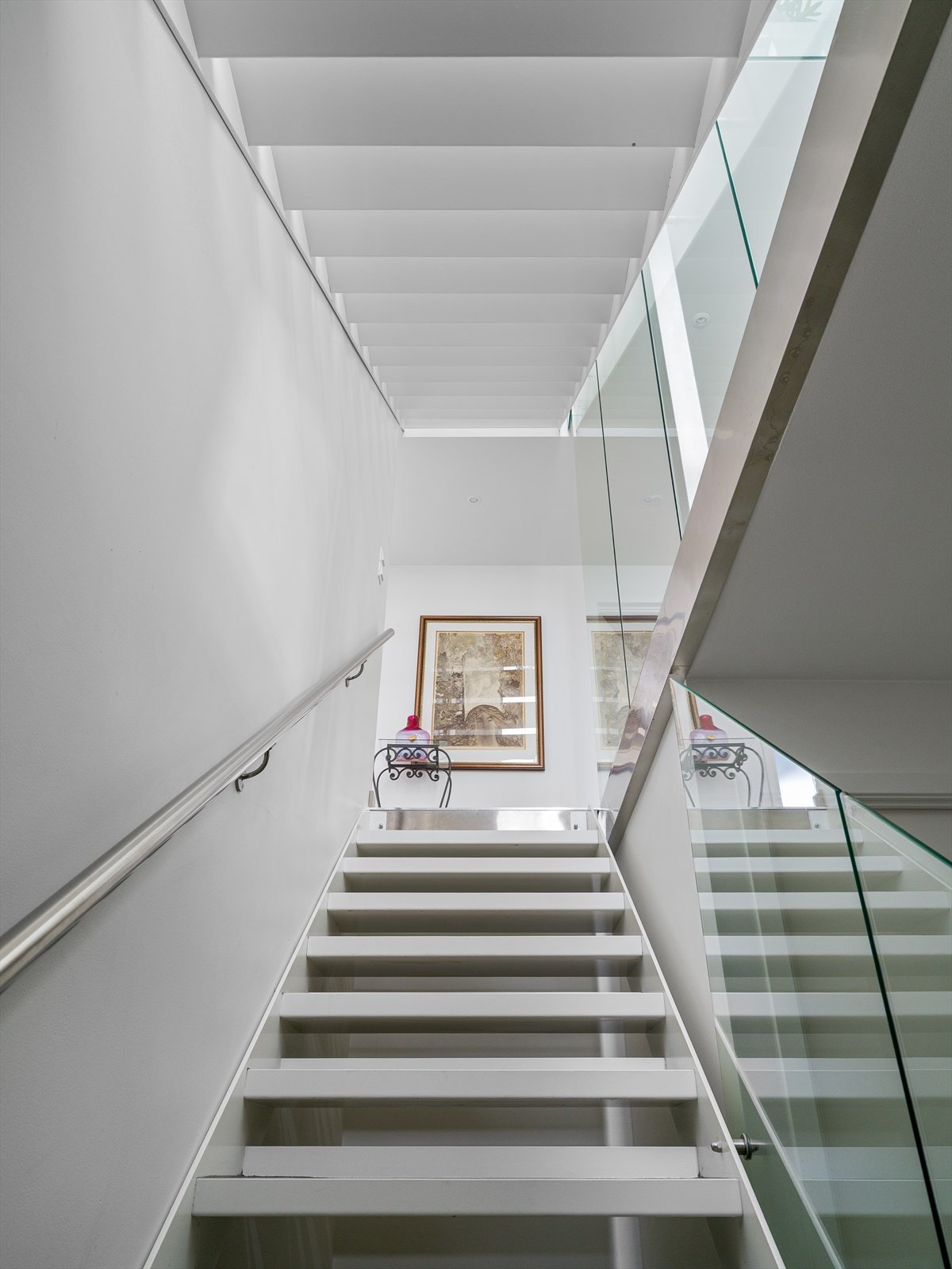 Trappen ned til sokkeletasjen leder til en egen foreldre-suite. Galleribilde