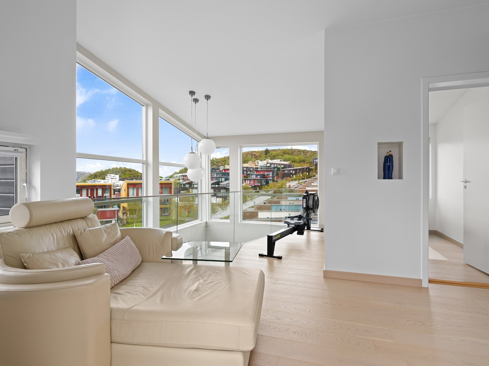 Perfekt når en vil trekke seg litt bort men samtidig har kontakt med resten av familien. Nydelig utsikt og gode lysforhold. Galleribilde