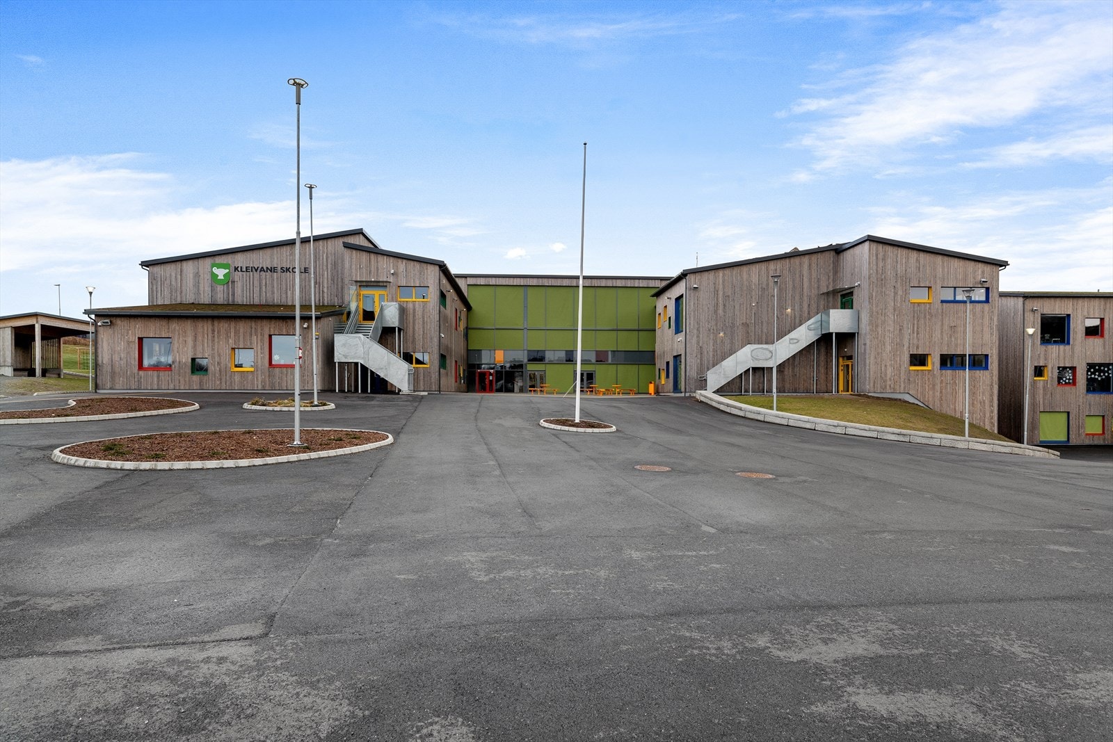 Kleivane og Kleivane skole er etter hvert godt etablert. Fra Skarahødden er det kort gangavstand til det nye, flotte skole- og idrettsområde. Galleribilde