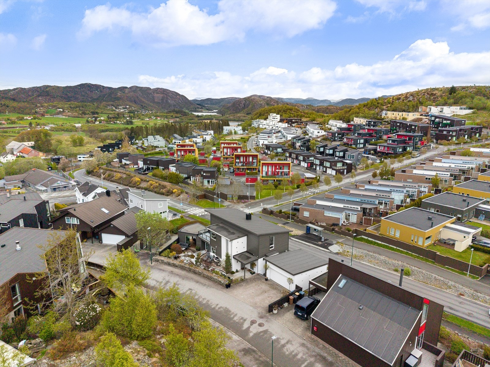 En komplett bolig som bør passe de fleste familier. Perfekt for sosiale tilstelninger og en travel hverdag. Galleribilde