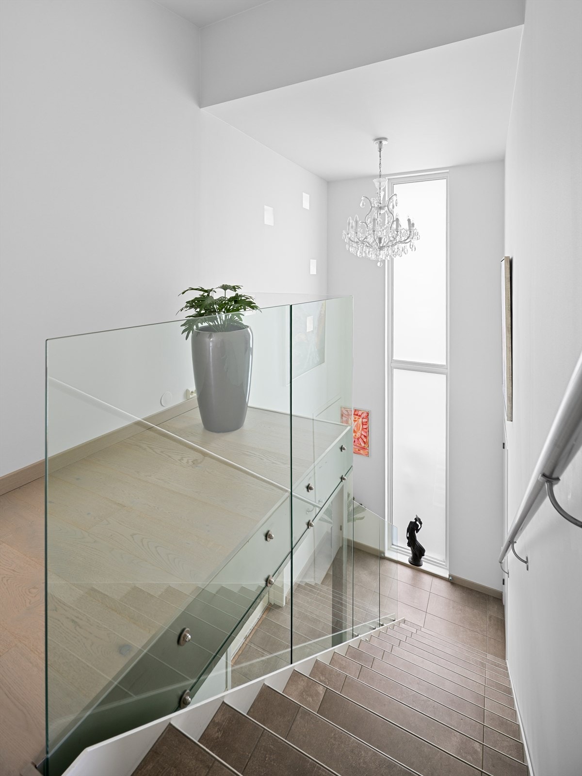 I 2018 ble det lagt ny 1-stavs eikeparkett i hele huset der det ikke er fliser. Galleribilde