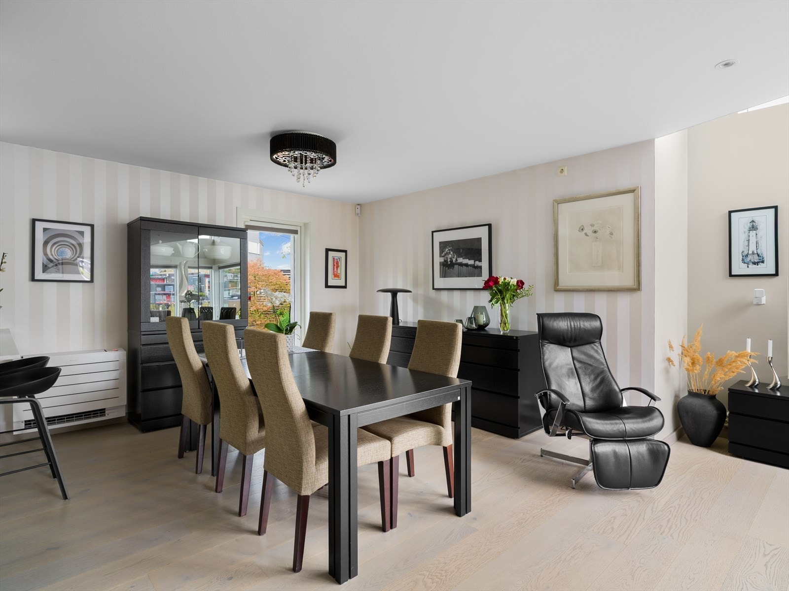 Kort veg fra spisestue til uteområde. Galleribilde