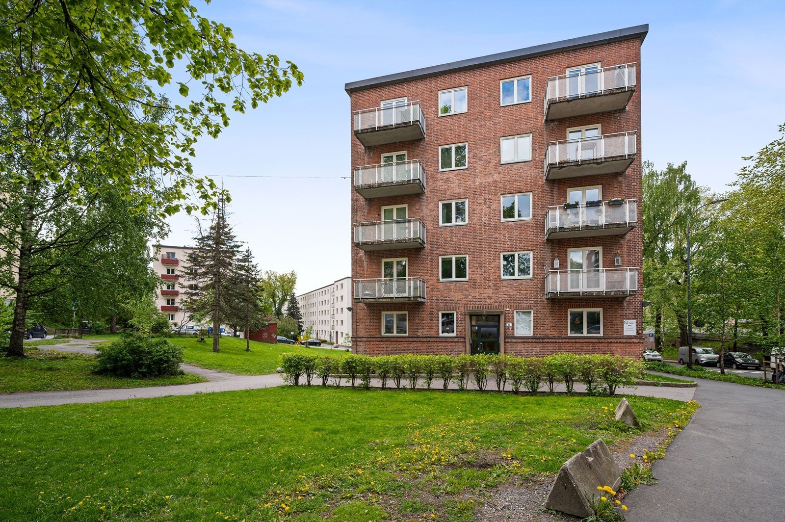 Eiendommen ligger sentralt, men samtidig i et stille og rolig område. Galleribilde