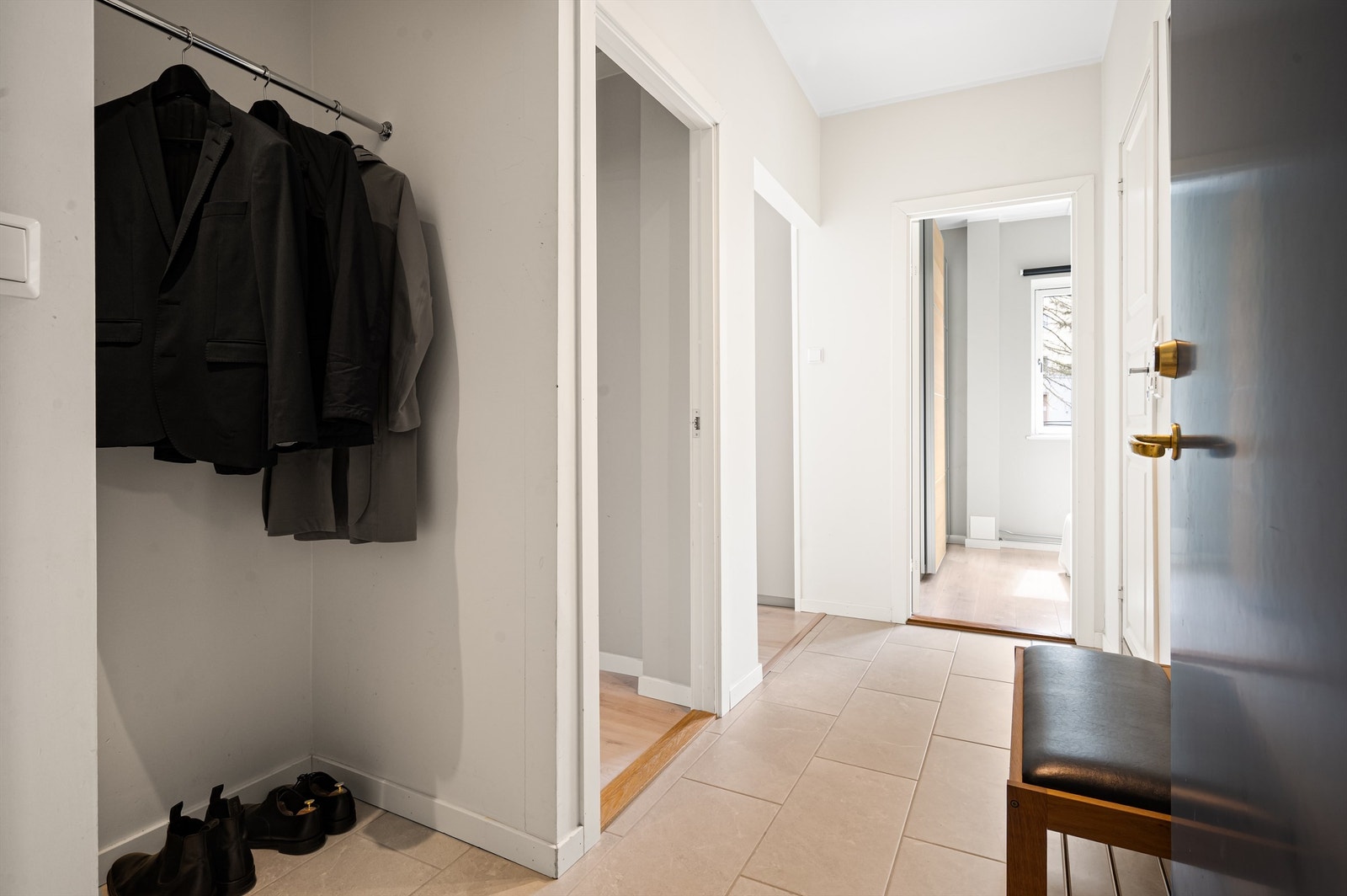 Entré med plass til å henge fra seg yttertøy. Galleribilde