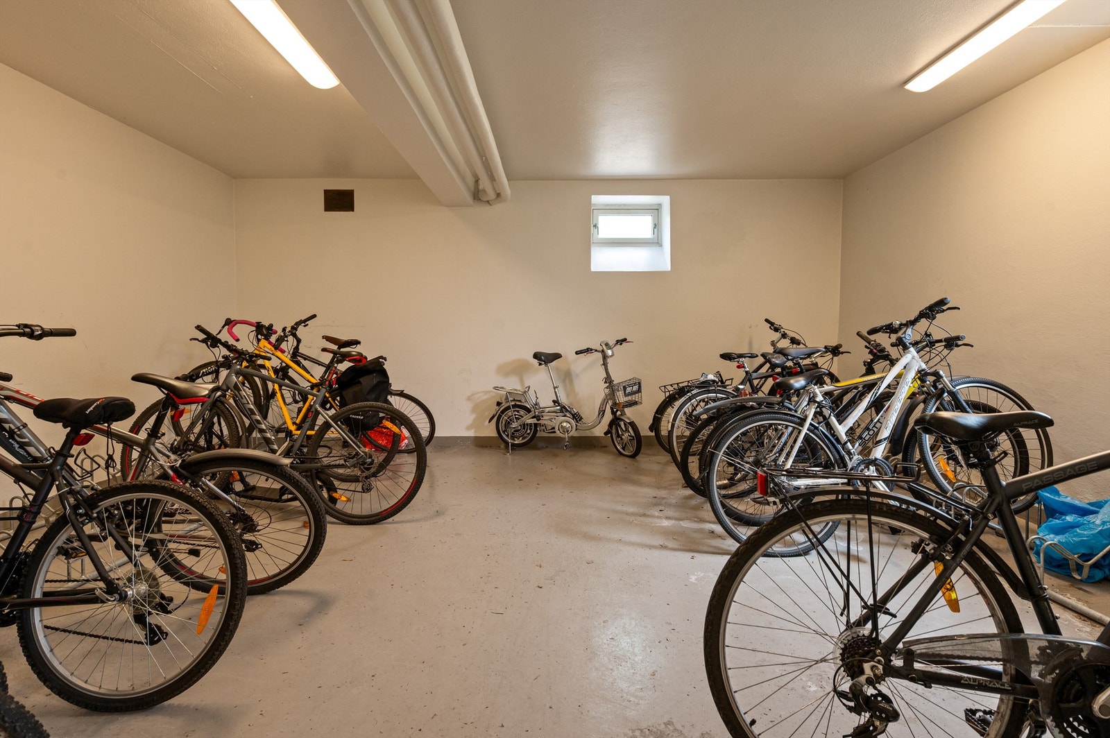 Sameiet har felles sykkelbod for trygg parkering av sykler. Galleribilde