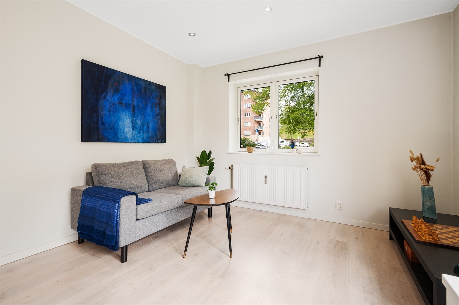 Oppvarming via radiatorer tilknyttet felles vannbåren varmeanlegg, som er inkludert i felleskostnadene. Galleribilde