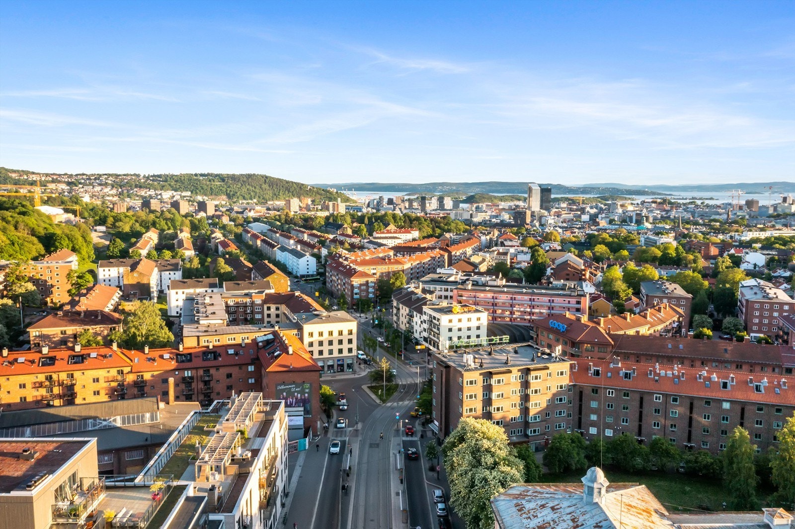 Fra Sinsen/Rosenhoff er det kort vei til både Oslo sentrum, Grünerløkka og Nydalen med Handelshøyskolen BI. Galleribilde