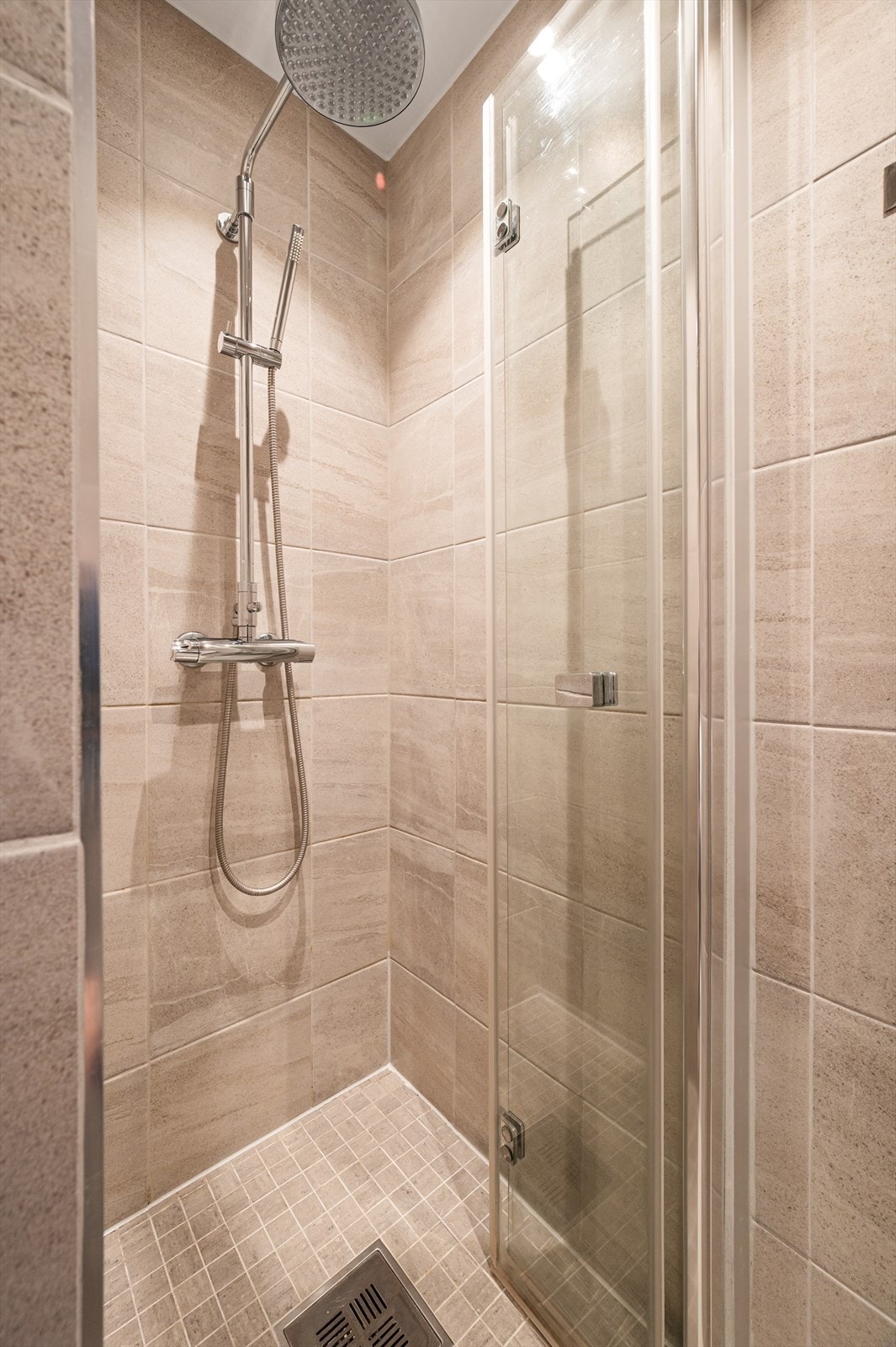 Badet er utvidet, deler av opprinnelig kjøkken er innlemmet i badet. Arbeidet er ikke godkjent av kommunen. Se salgsoppgave for nærmere info. Galleribilde