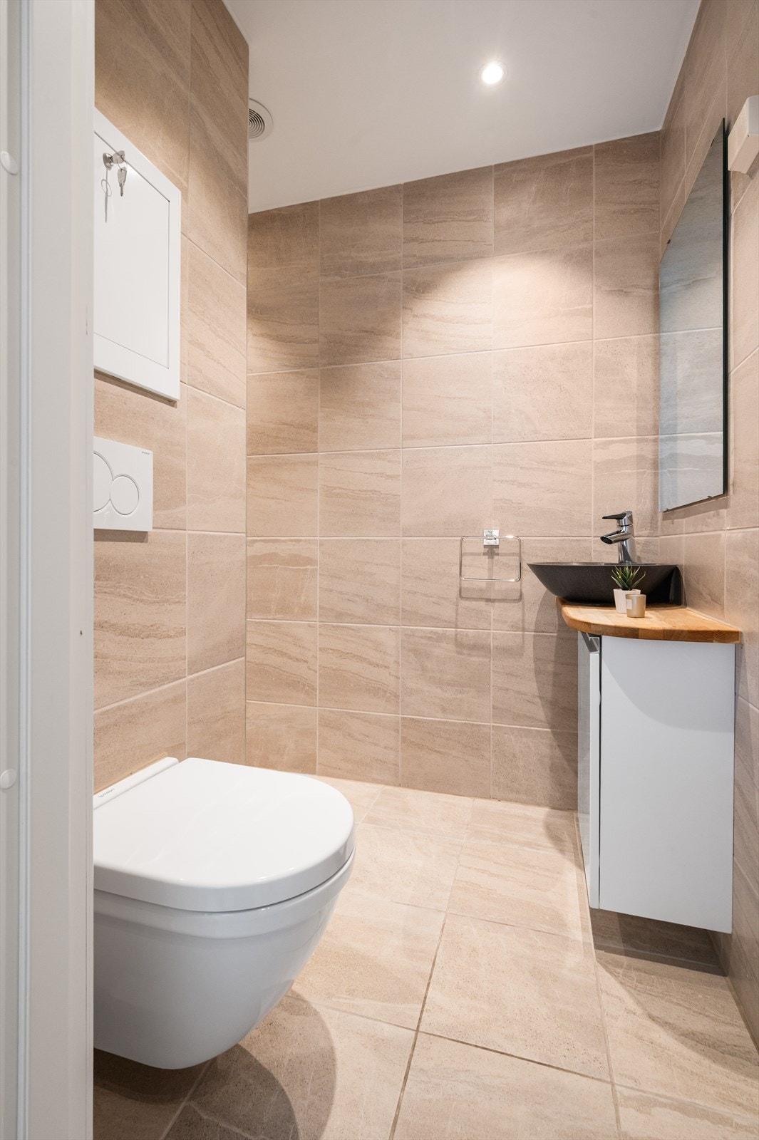 Badet ble oppgradert i 2017 og har flislagte overflater og elektrisk gulvvarme. Galleribilde