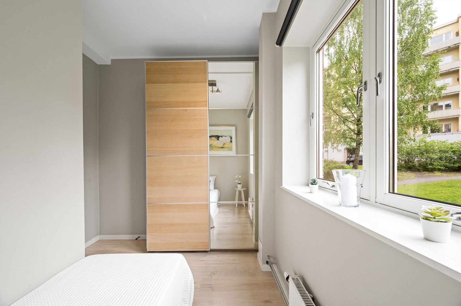 Skyvedørsgarderobe gir effektiv utnyttelse av plassen. Galleribilde