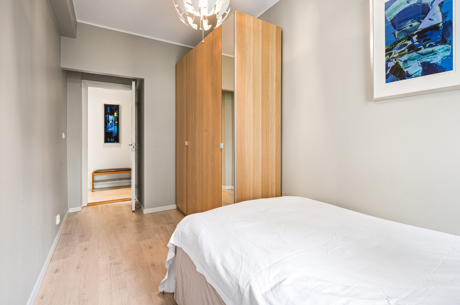 Rommet har god plass til seng, nattbord og er innredet med en romslig garderobeløsning med speilfronter. Galleribilde