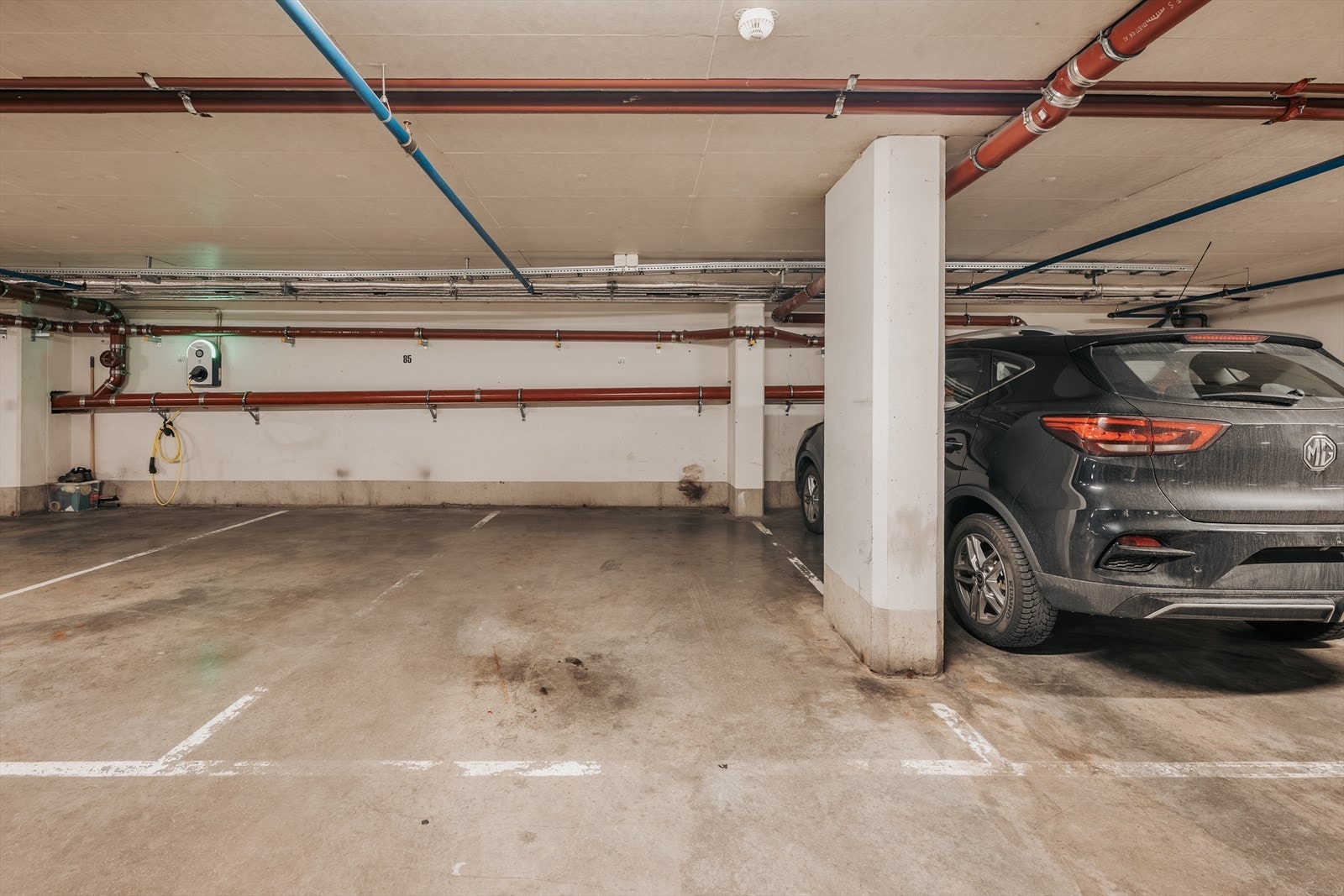 Garasjeplass i lukket anlegg medfølger. Det er også sportsbod og felles sykkelparkering i kjelleren. Galleribilde