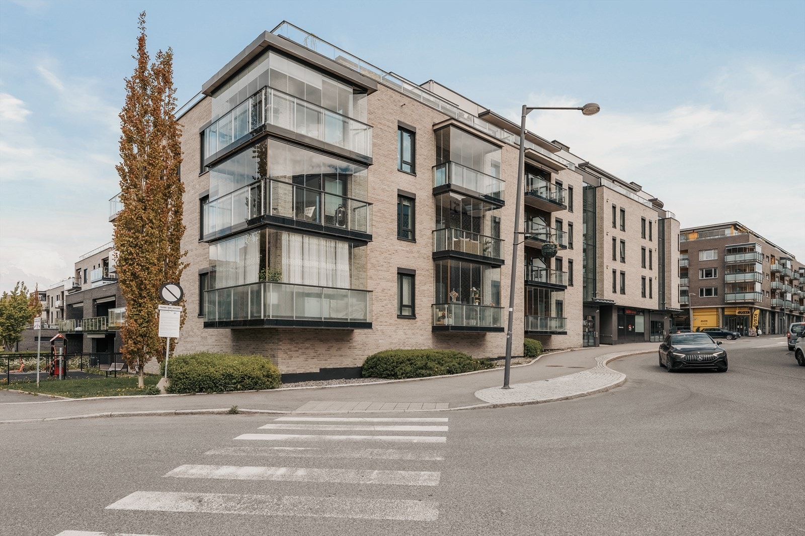 Leiligheten ligger i 2.etasje og har en svært sentral beliggenhet med gangstand til tog, buss og kjøpesenter. Galleribilde