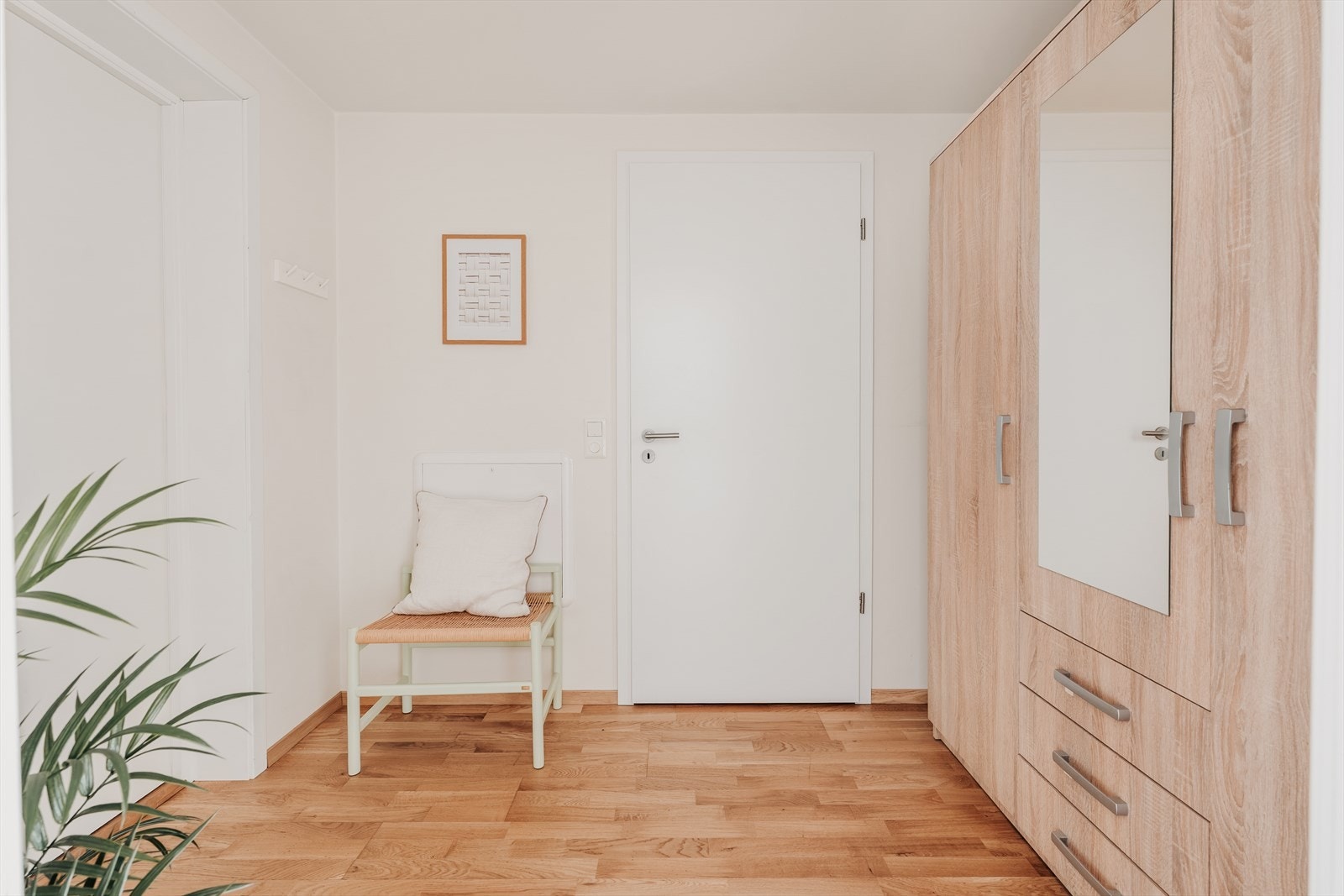 Innbydende og romslig entre med garderobeskap. Galleribilde