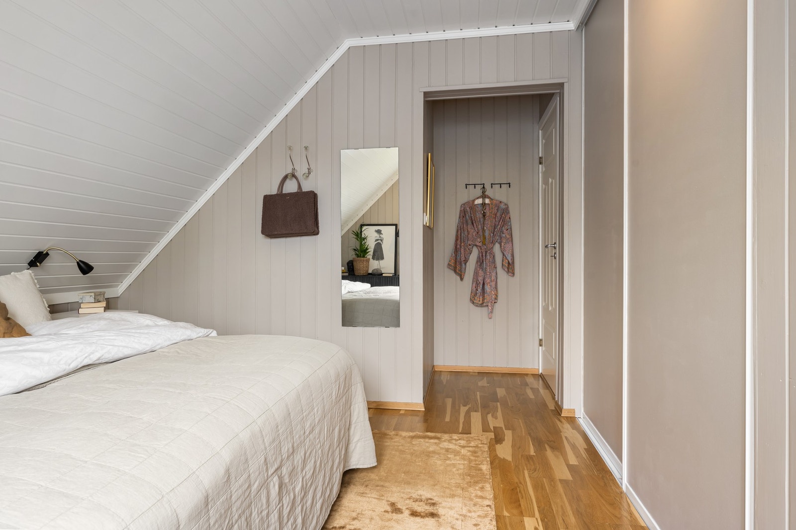Soverom med skyvedørsgarderobe Galleribilde