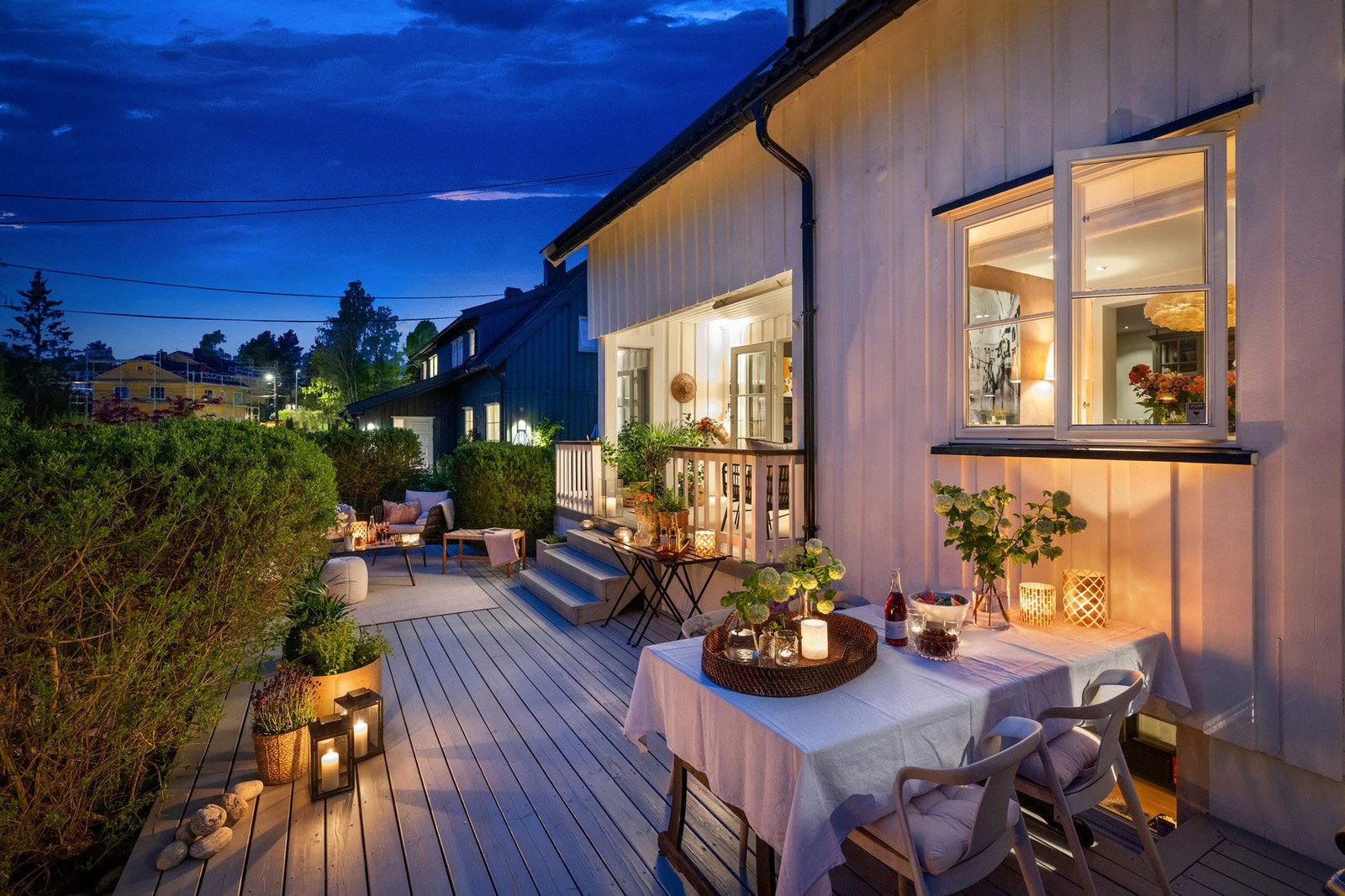 Hagen er pent opparbeidet med terrasse område og gressplen Galleribilde