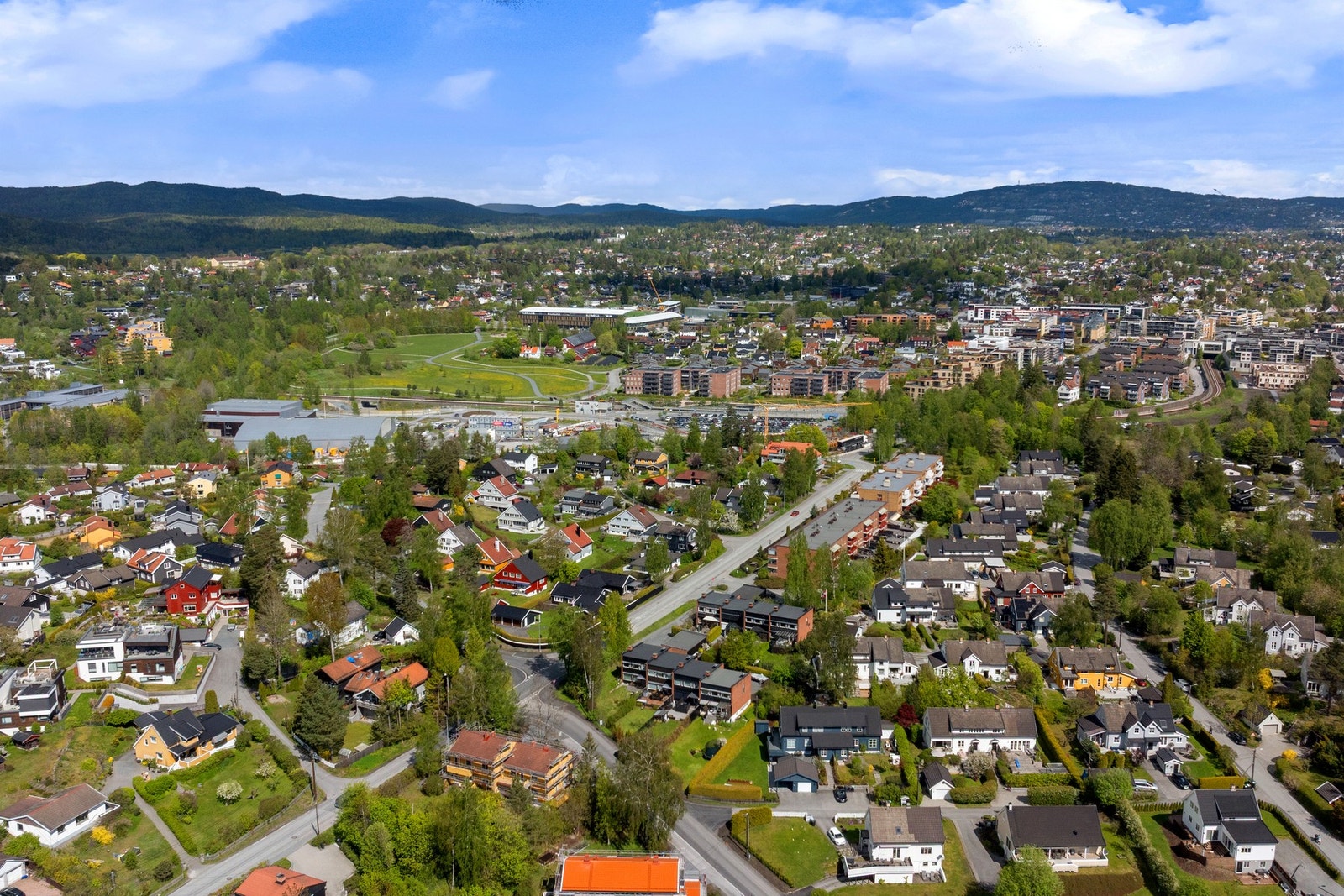 Det er kort gangvei til barnehage, gode skoler, buss og T-bane fra Gjønnes. Galleribilde