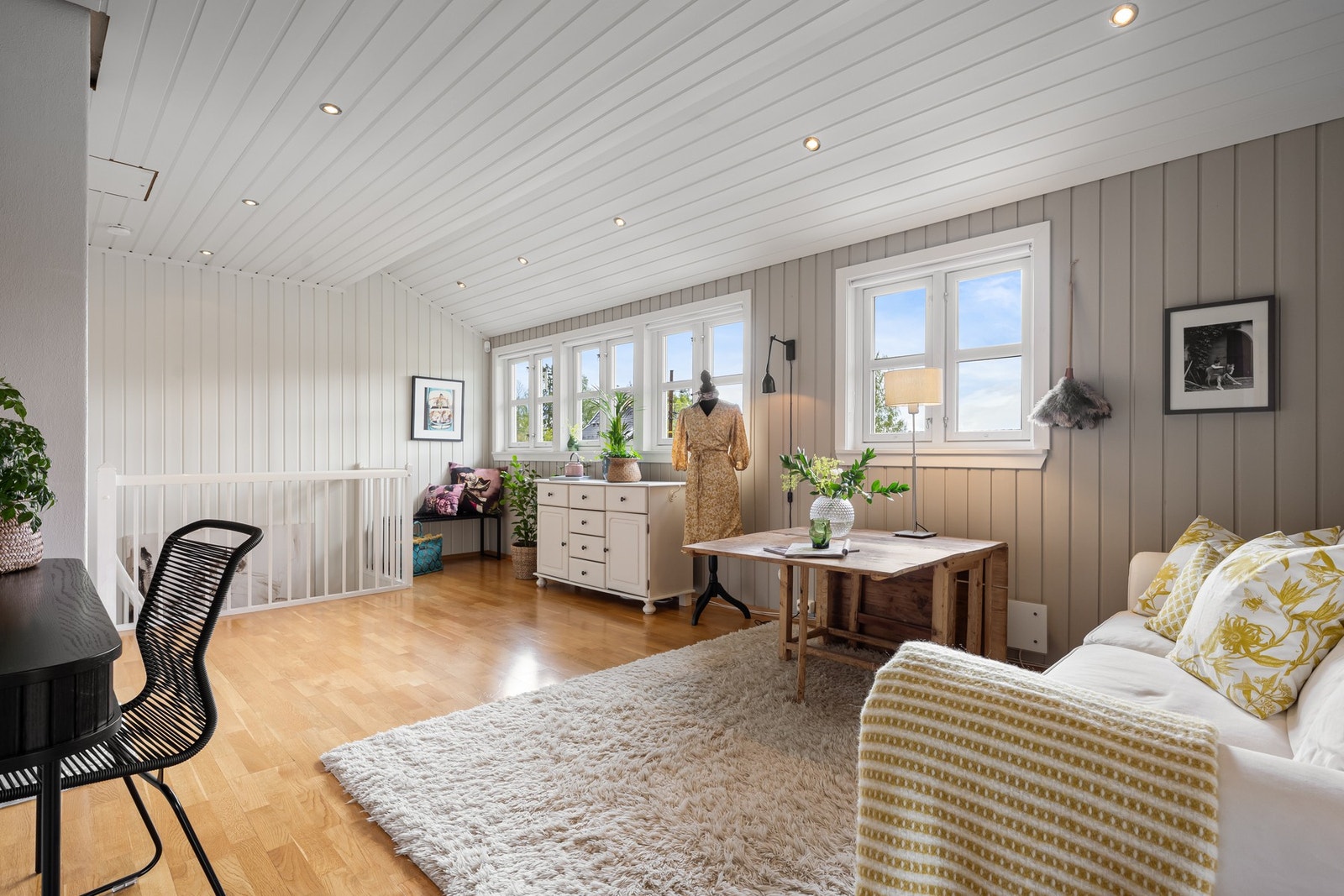I 2. etasje er det loftstue med god takhøyde, uten innsyn og hyggelig utsikt Galleribilde