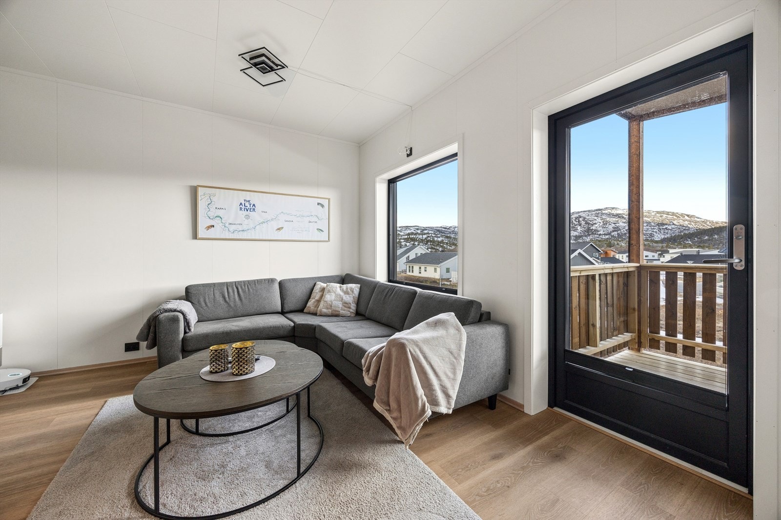 Fra stuen er det direkte utgang til en veranda på 6 m². Galleribilde