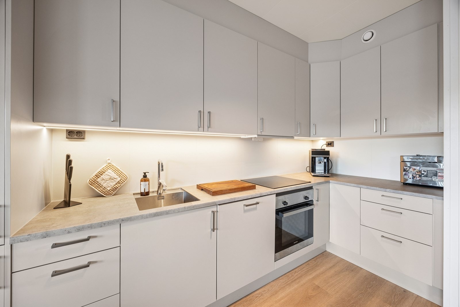 Kjøkkenet har innredning fra Sigdal med glatte fronter og laminert benkeplate. Galleribilde