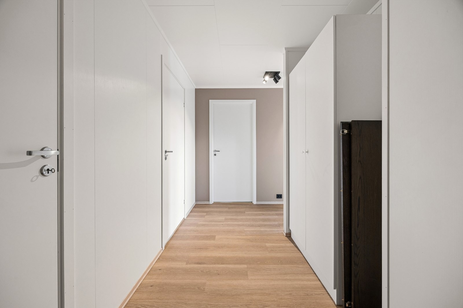 Entré med gulvvarme ønsker deg velkommen inn. Leiligheten har gjennomgående laminat- og vinylgulv og malte platevegger. Galleribilde